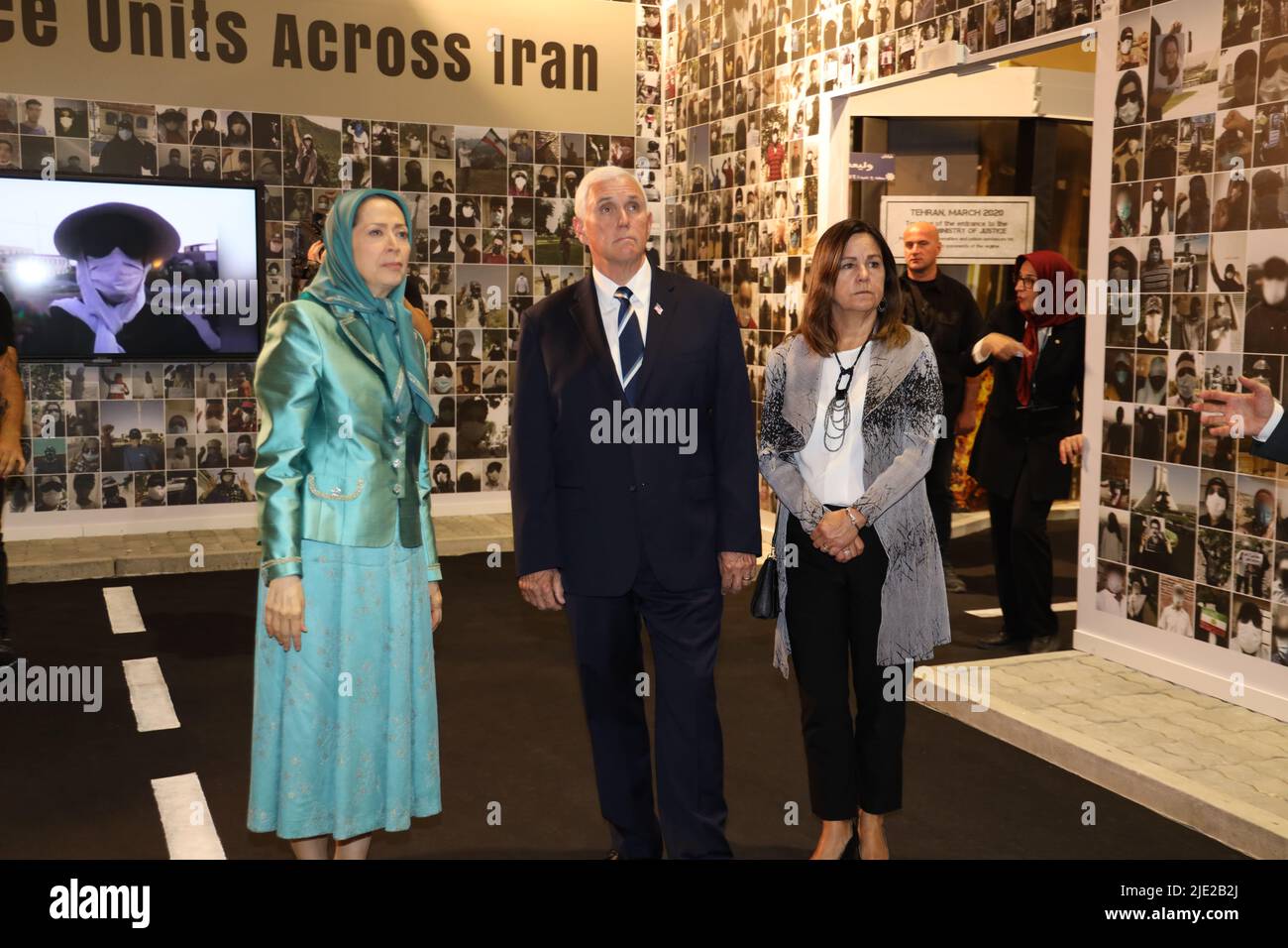 Président élu du Conseil national de la résistance de l'Iran (NCRI) Maryam Rajavi, vice-président Mike Pence et Karen Pence visitent l'exposition de la résistance, à Ashraf en 3, qui abrite des milliers de membres du principal mouvement d'opposition iranien, les Mujahedin-e Khalq (PMOI/MEK), Maryam Rajavi montre à Mike Pence les photos des victimes du massacre de l'Iran et a échangé des vues sur les conditions objectives de la société iranienne, l'alternative NCRI et l'approche de la communauté internationale face au fascisme religieux qui gouverne l'Iran. Banque D'Images