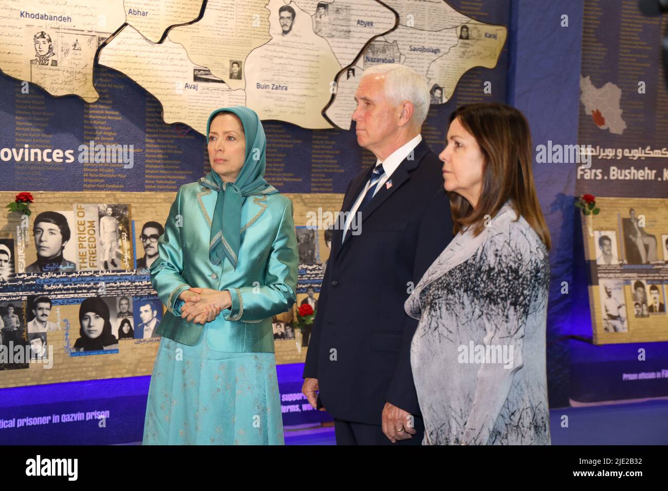 Président élu du Conseil national de la résistance de l'Iran (NCRI) Maryam Rajavi, vice-président Mike Pence et Karen Pence visitent l'exposition de la résistance, à Ashraf en 3, qui abrite des milliers de membres du principal mouvement d'opposition iranien, les Mujahedin-e Khalq (PMOI/MEK), Maryam Rajavi montre à Mike Pence les photos des victimes du massacre de l'Iran et a échangé des vues sur les conditions objectives de la société iranienne, l'alternative NCRI et l'approche de la communauté internationale face au fascisme religieux qui gouverne l'Iran. Banque D'Images
