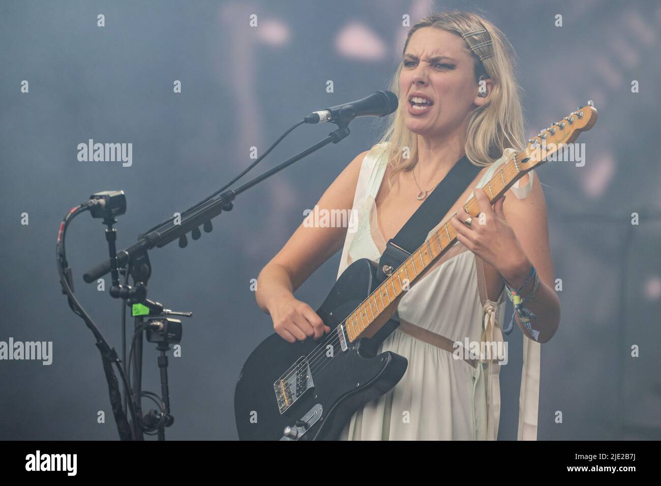 Glastonbury, Royaume-Uni. 24th juin 2022. Wolf Alice joue la Pyramid Stage - le festival Glastonbury 50th 2022, digne Farm. Crédit : Guy Bell/Alay Live News Banque D'Images