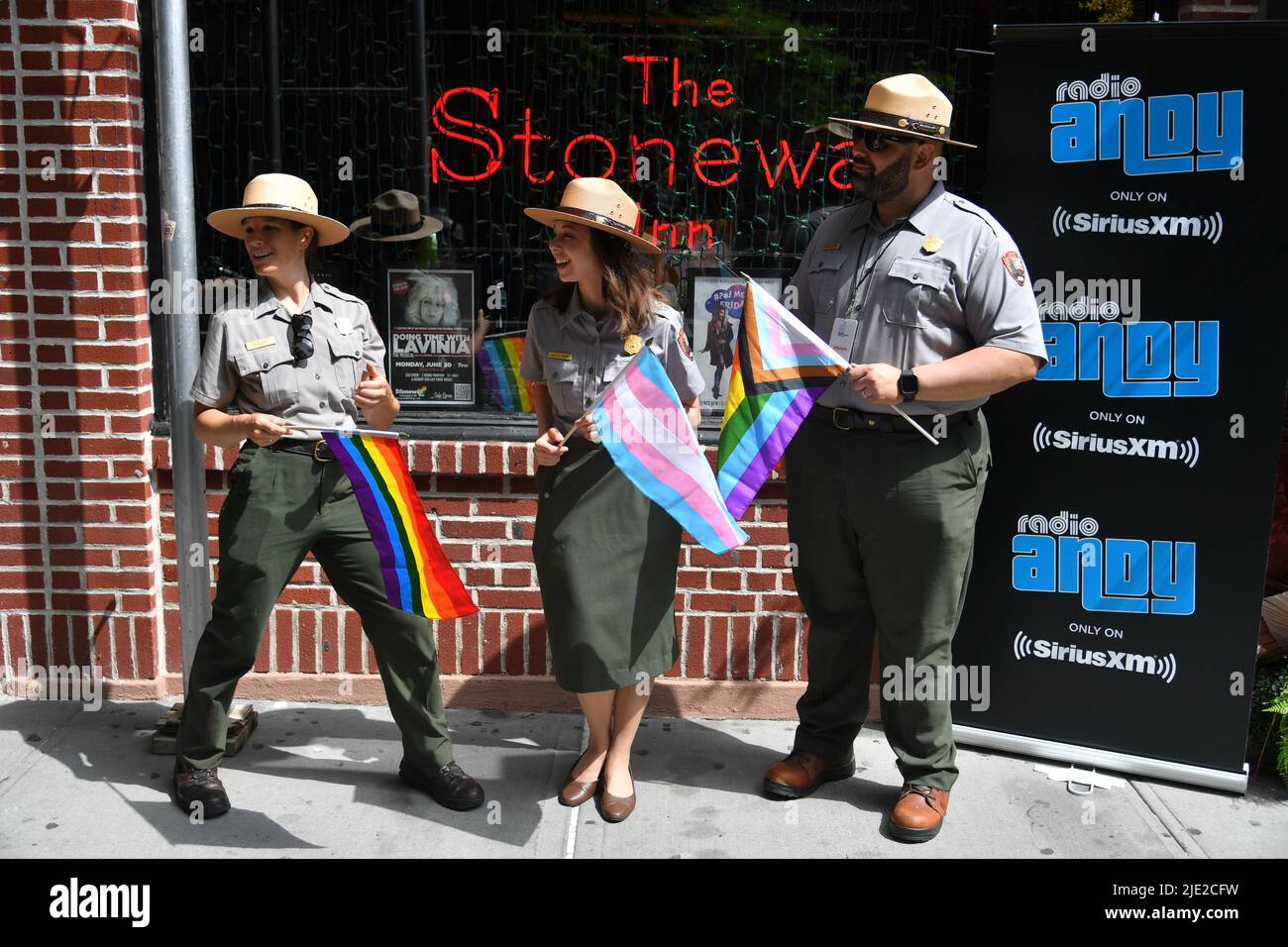 Les Rangers du parc national assistent au Stonewall National Monument Visitor Centre (centre d'accueil du monument national de Stonewall), qui a été inauguré à 24 juin 2022, à New York. Banque D'Images