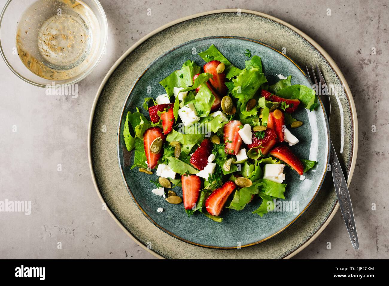 Salade de fraises avec feta, vue de dessus. Banque D'Images