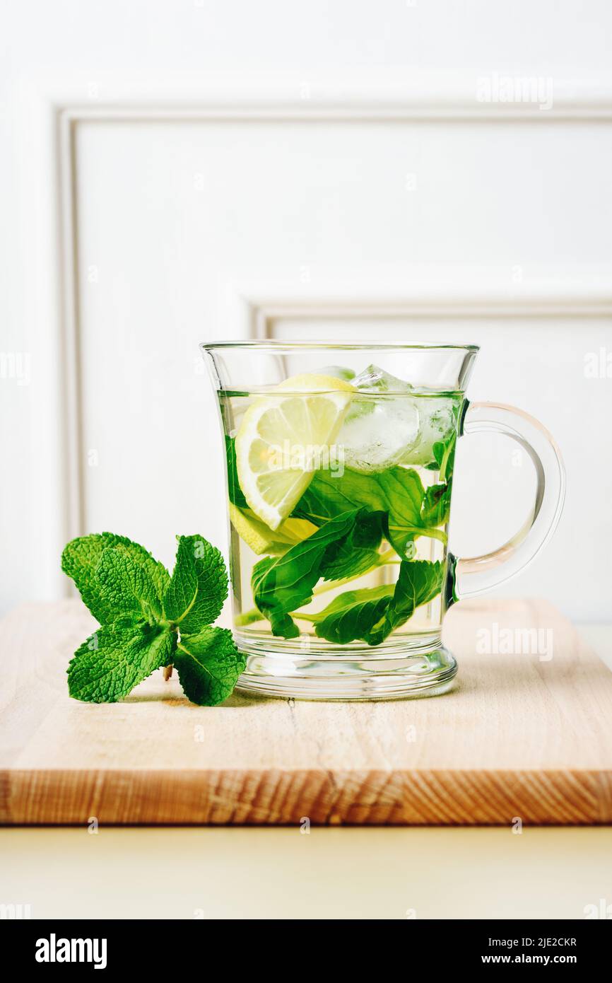 Thé à la menthe avec du citron et des glaçons. Banque D'Images