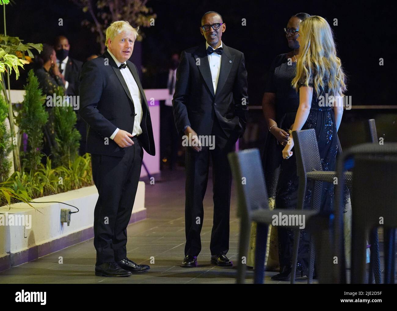 Le Premier ministre Boris Johnson et Carrie Johnson discutant avec le Président du Rwanda Paul Kagame lors du dîner des chefs de gouvernement du Commonwealth, organisé par le Prince de Galles et la Duchesse de Cornwall, à l'hôtel Marriott de Kigali, au Rwanda. Date de la photo: Vendredi 24 juin 2022. Banque D'Images