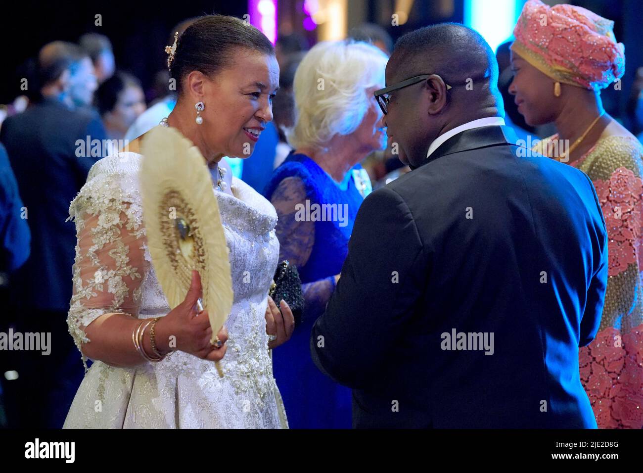 Le Secrétaire général du Commonwealth, la baronne Patricia Scotland (à gauche), arrive pour le dîner des chefs de gouvernement du Commonwealth, organisé par le Prince de Galles et la Duchesse de Cornwall, à l'hôtel Marriott de Kigali, au Rwanda. Date de la photo: Vendredi 24 juin 2022. Banque D'Images