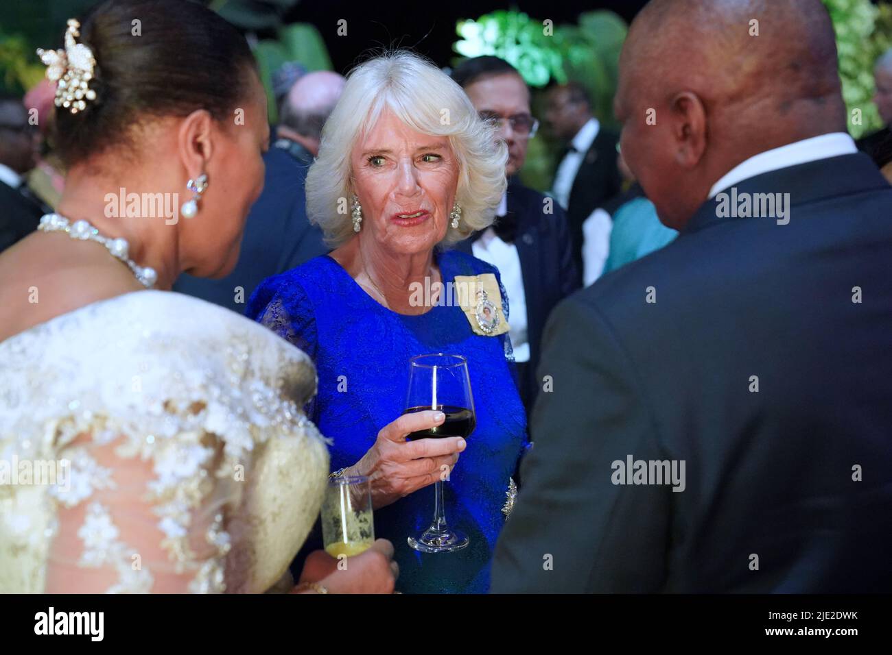 Le Secrétaire général du Commonwealth, la baronne Patricia Scotland (à gauche) et la duchesse de Cornouailles assistent au dîner des chefs de gouvernement du Commonwealth, organisé par le Prince de Galles et la duchesse de Cornouailles, à l'hôtel Marriott de Kigali, au Rwanda. Date de la photo: Vendredi 24 juin 2022. Banque D'Images
