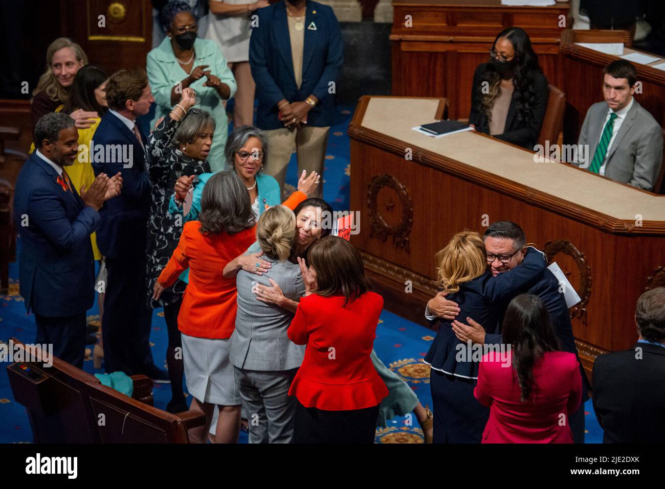 Washington, États-Unis d'Amérique. 24th juin 2022. Les membres du Congrès se sont embrassé sur le plancher de la Chambre des représentants après le vote de la loi bipartisane Safer Communities Act au Capitole des États-Unis à Washington, DC sur 24 juin 2022. Le projet de loi, adopté par 234 voix contre 193, est maintenant transmis au président Biden pour sa signature. Crédit: Rod Lamkey/CNP/Sipa USA crédit: SIPA USA/Alay Live News Banque D'Images