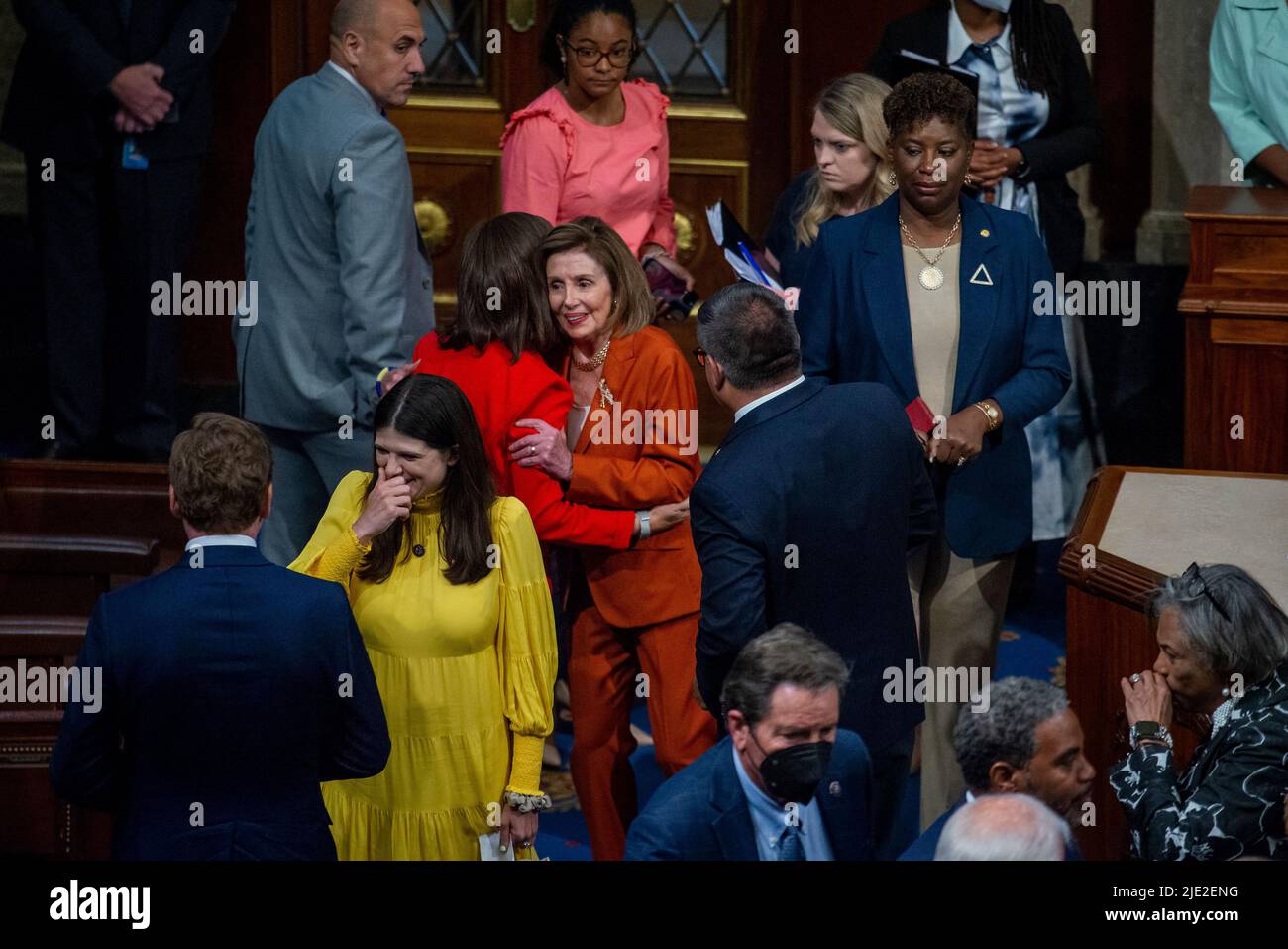 Nancy Pelosi (démocrate de Californie), présidente de la Chambre des représentants des États-Unis, se joint aux membres du Congrès alors qu'ils embrassent la Chambre à la suite du vote en faveur de la loi bipartisane Safer Communities Act au Capitole des États-Unis à Washington, DC sur 24 juin 2022. Le projet de loi, adopté par 234 voix contre 193, est maintenant transmis au président Biden pour sa signature. Crédit : Rod Lamkey/CNP/MediaPunch Banque D'Images