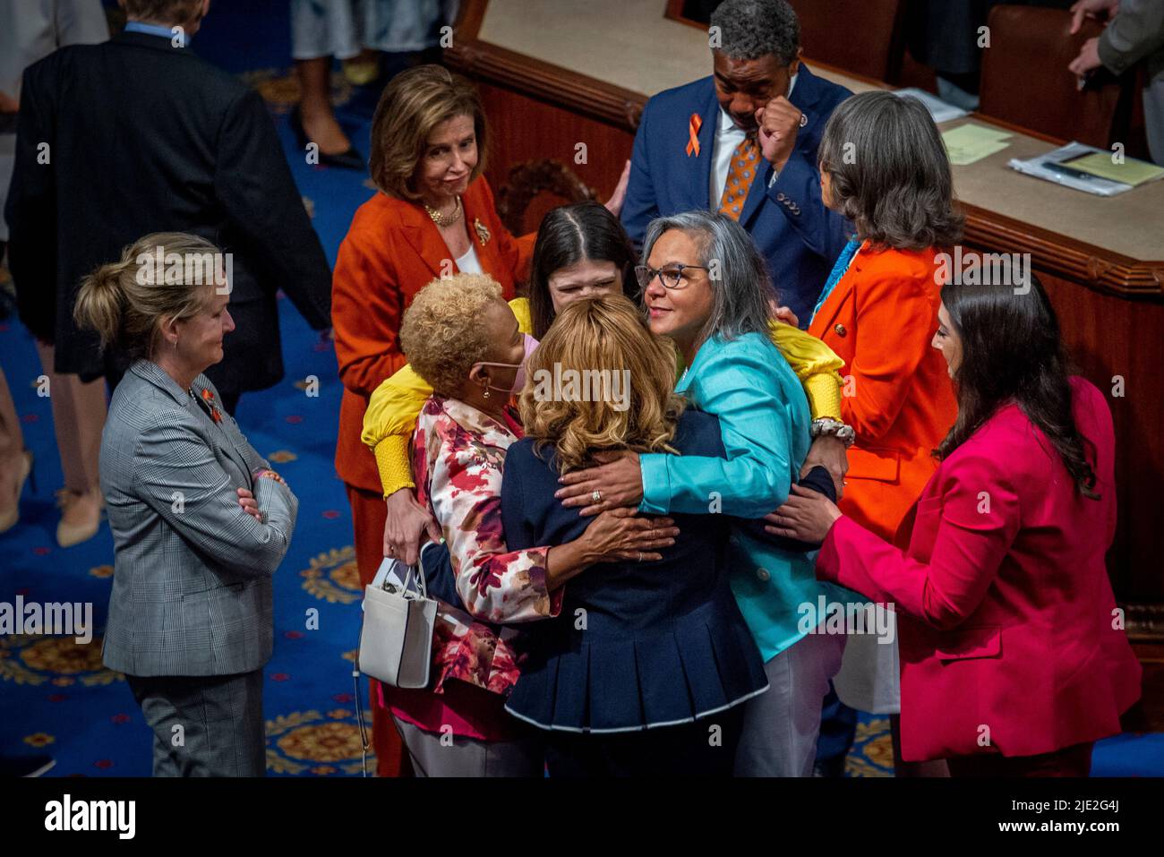 Nancy Pelosi (démocrate de Californie), présidente de la Chambre des représentants des États-Unis, se joint aux membres du Congrès alors qu'ils embrassent la Chambre à la suite du vote en faveur de la loi bipartisane Safer Communities Act au Capitole des États-Unis à Washington, DC sur 24 juin 2022. Le projet de loi, adopté par 234 voix contre 193, est maintenant transmis au président Biden pour sa signature. Crédit : Rod Lamkey/CNP Banque D'Images