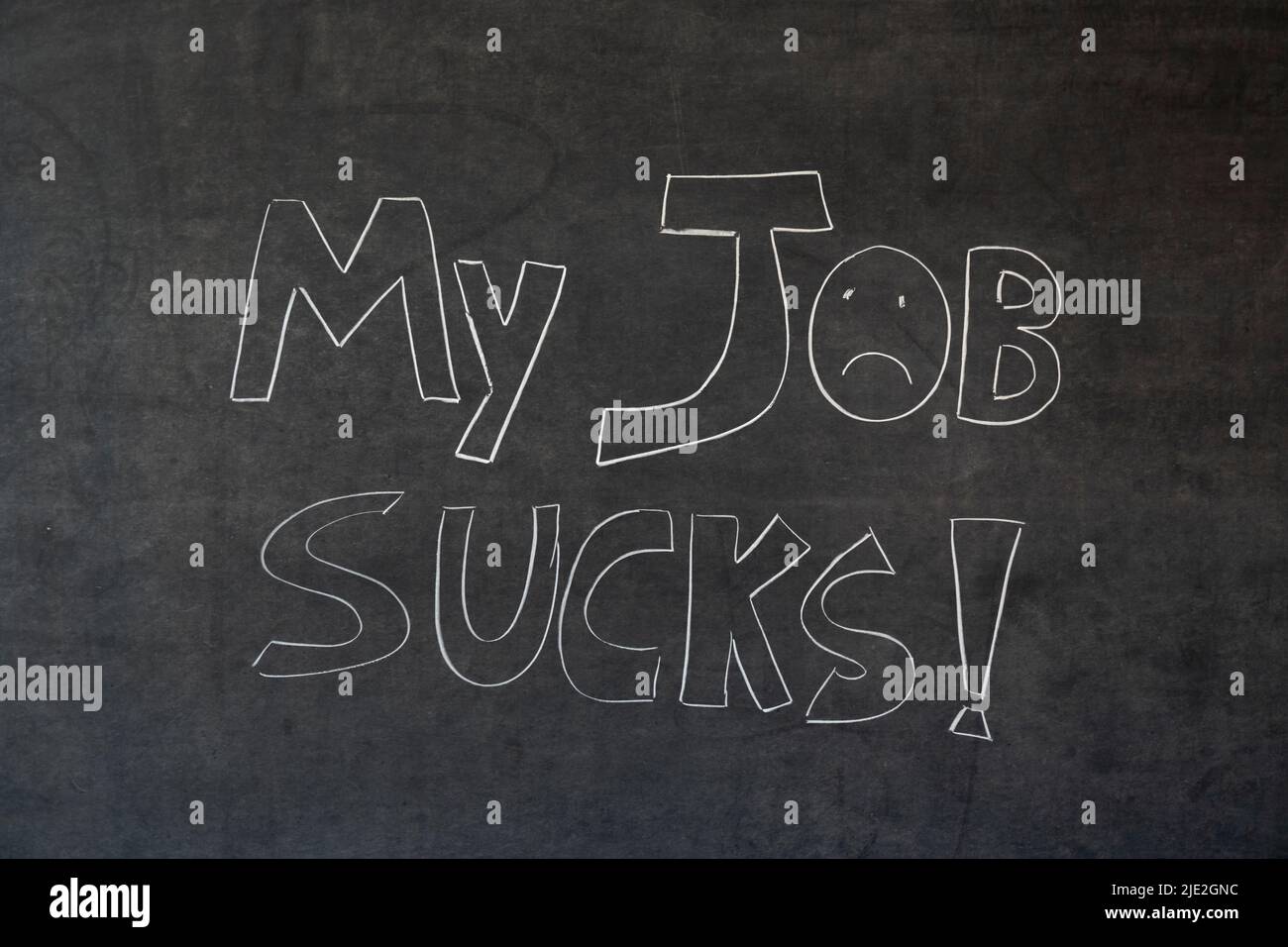 Mon travail suce écrit en craie sur un tableau noir. Manuscrit Banque D'Images