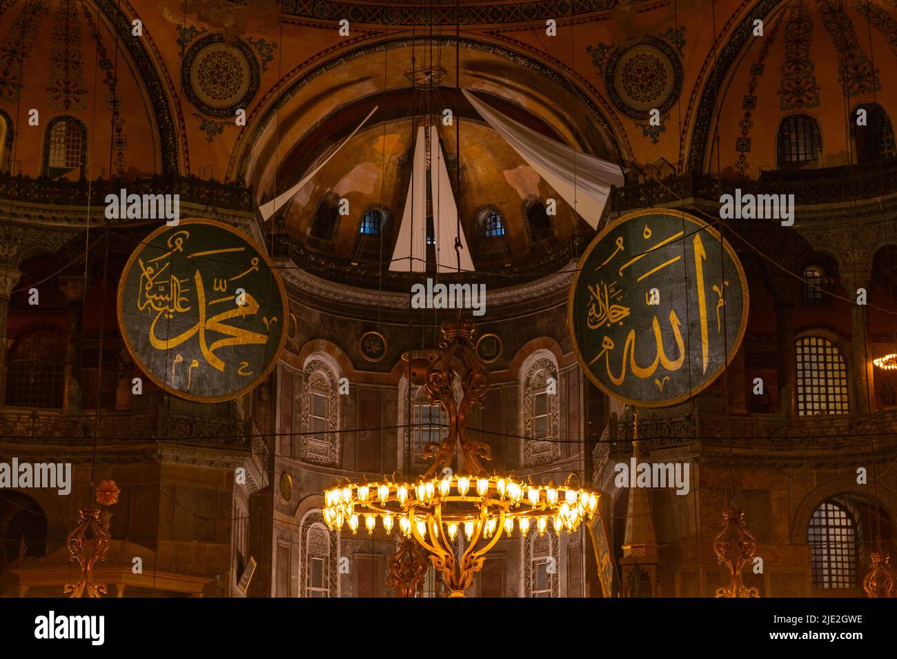 L'intérieur de la mosquée Sainte-Sophie ou Ayasofya. Photo de fond islamique. Istanbul Turquie - 3.27.2022 Banque D'Images