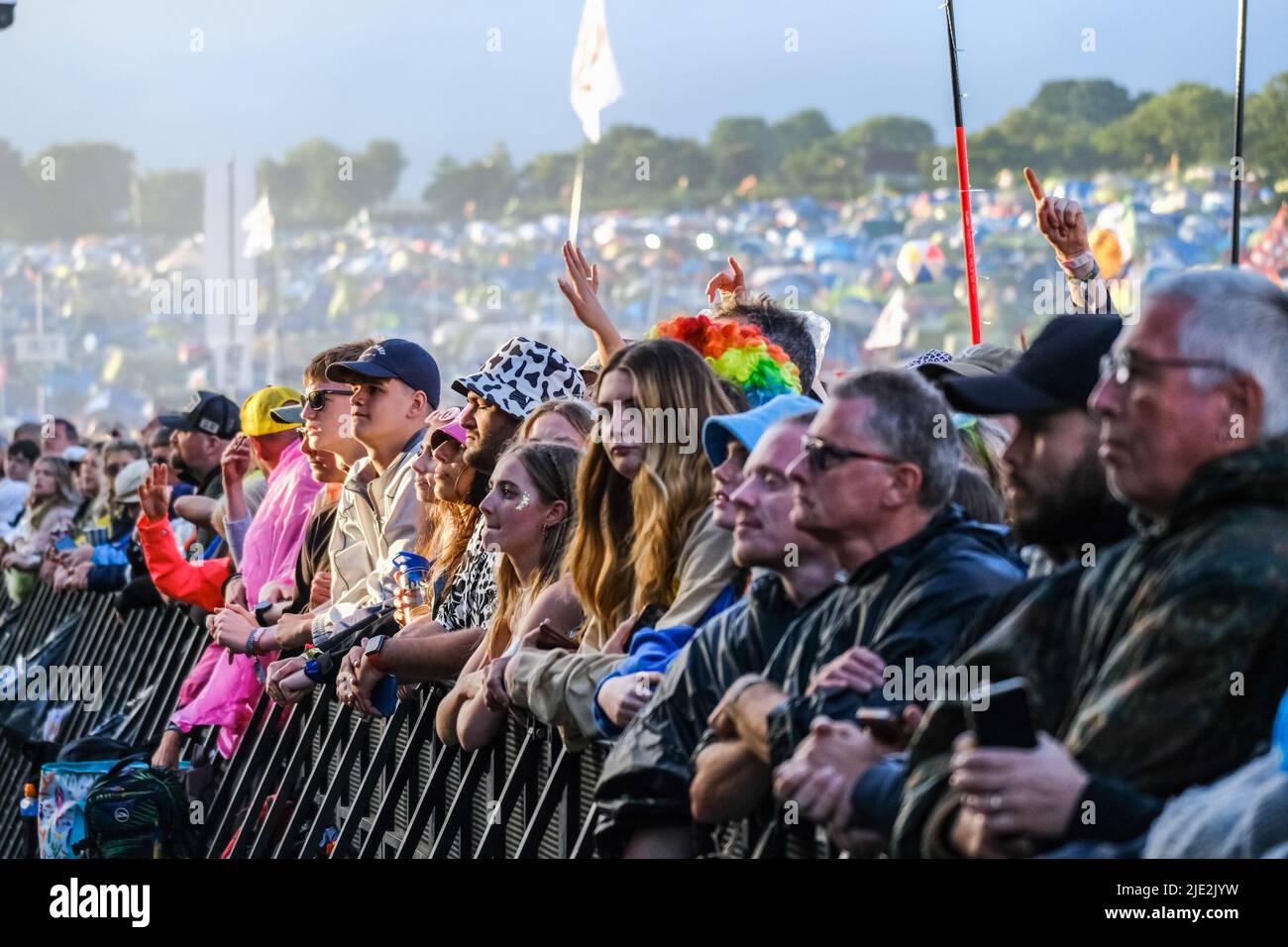 Glastonbury, Royaume-Uni. 24th juin 2022. ROYAUME-UNI. Vendredi 24 juin 2022. La foule du festival prend vie tandis que le soleil sort avec Sam Fender qui se produit sur la Pyramid Stage pendant le Glastonbury Festival digne Farm . Photo par crédit : Julie Edwards/Alamy Live News Banque D'Images