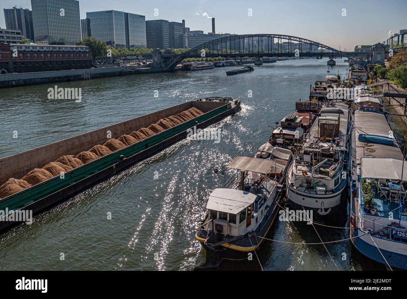 Trafic de barges sur la Seine. Paris, France. 05/2009 Banque D'Images