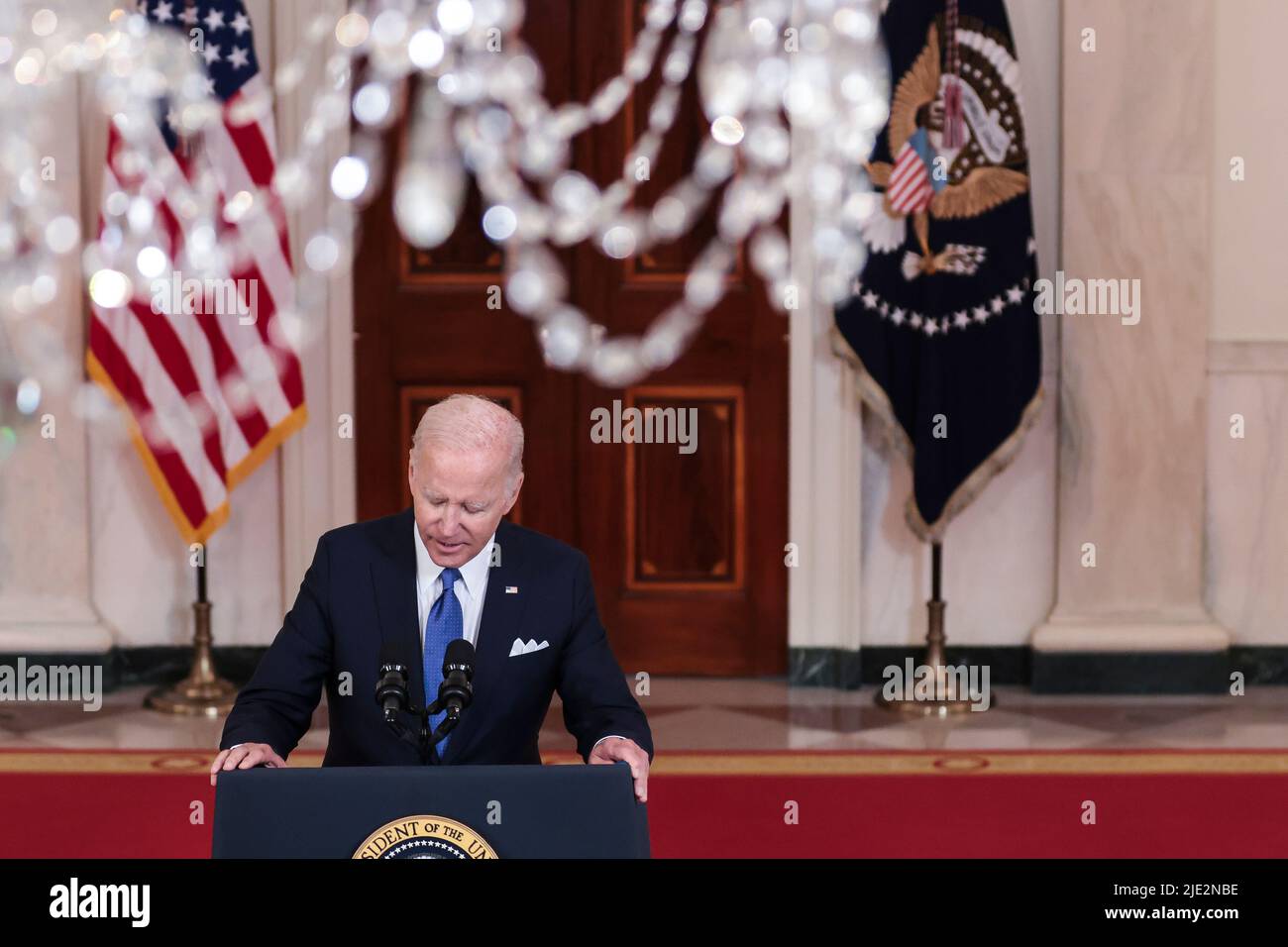 Washington DC, États-Unis. 24th juin 2022. Joe Biden, président des États-Unis, prononce un discours sur la décision de la Cour suprême des États-Unis dans l'affaire Dobbs c. Jackson Women's Health Organization de renverser Roe c. Wade dans le Cross Hall de la Maison Blanche à Washington, DC sur 24 juin 2022. Credit: Oliver Contreras/Pool via CNP Credit: dpa Picture Alliance/Alay Live News Banque D'Images