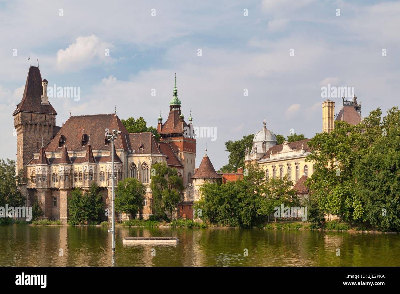 Budapest, Hongrie - 21 juin 2018 : le château de Vajdahunyad construit en 1896 dans le parc de la ville dans le cadre de l'exposition millénaire. Banque D'Images