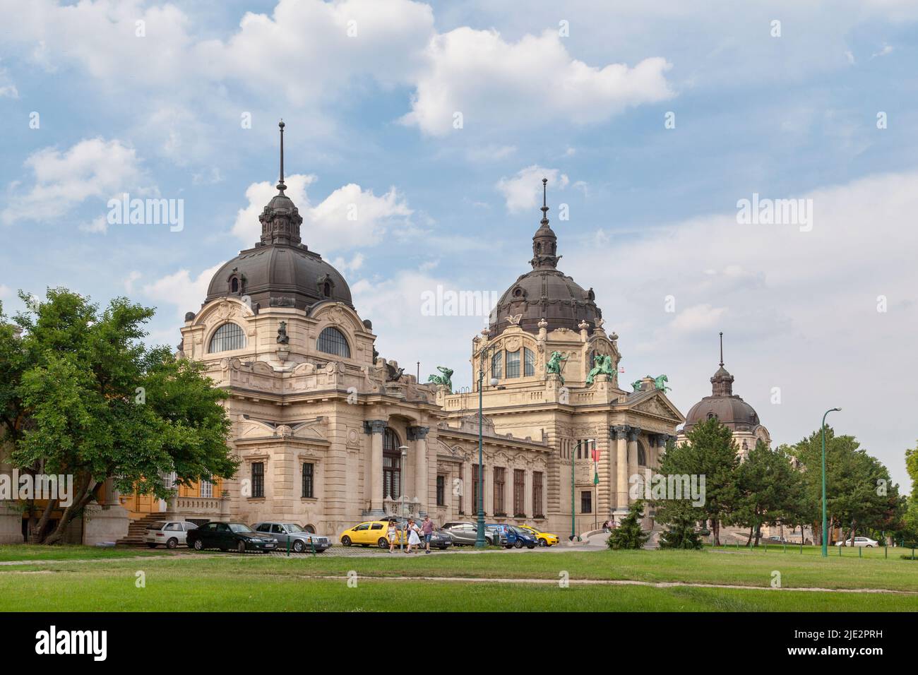 Budapest, Hongrie - 20 juin 2018 : le bain thermal Szechenyi est le plus grand bain médicinal d'Europe. Banque D'Images