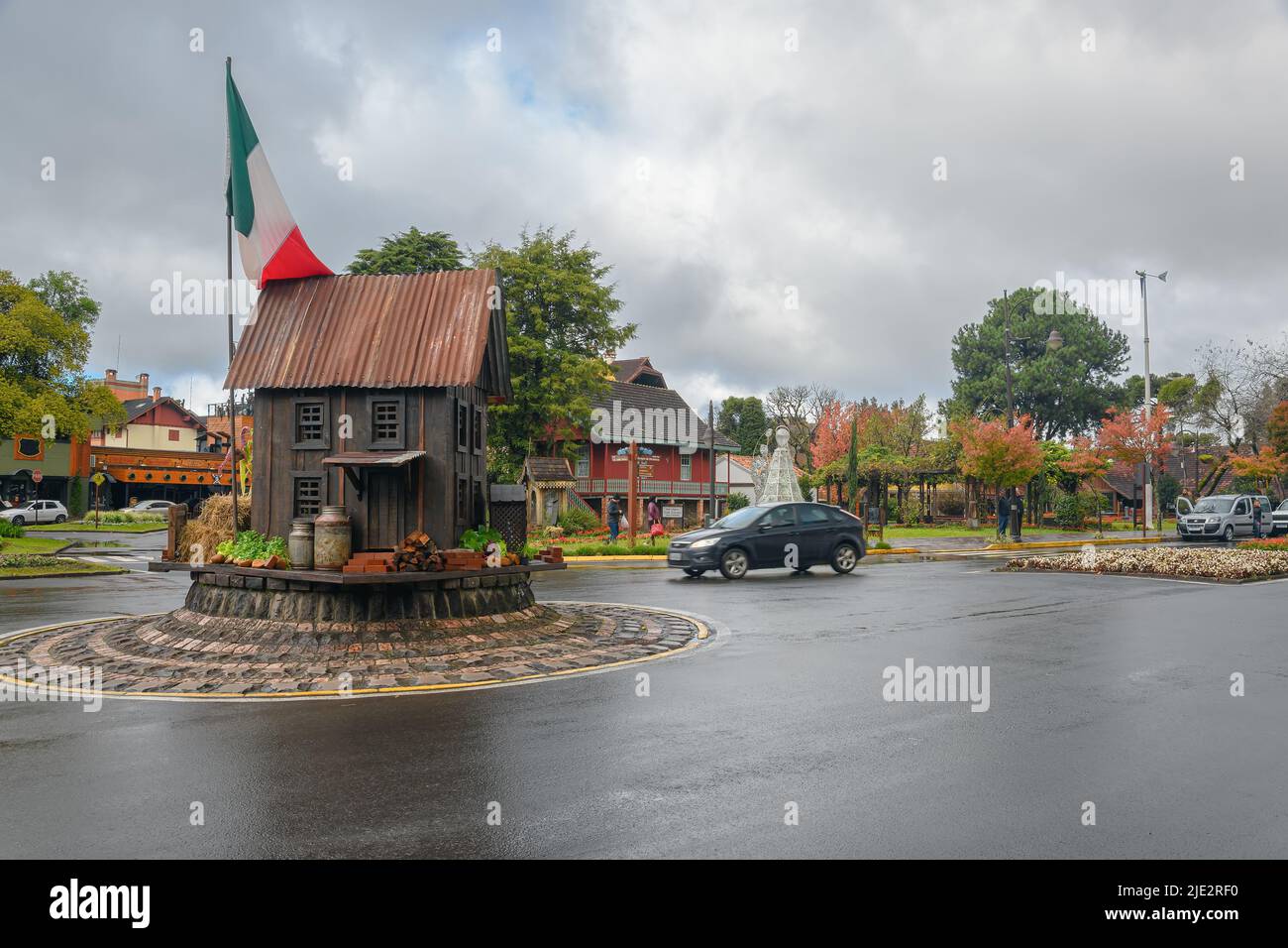 Gramado, RS, Brésil - 17 mai 2022: Mini maison thématique avec un drapeau italien au milieu du rond-point en face de la place Praca das Etnias. Banque D'Images