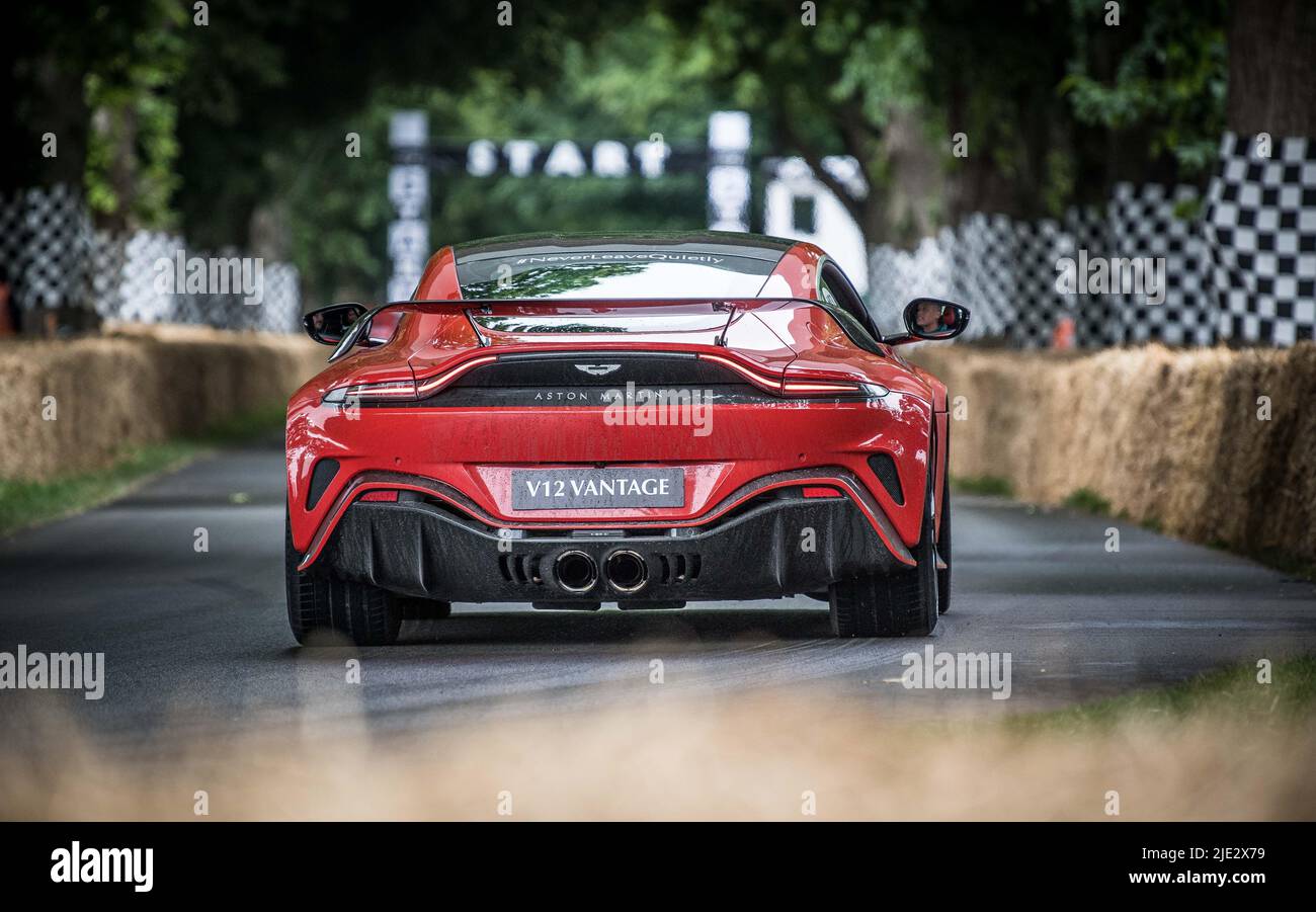 Goodwood, Royaume-Uni. 23rd juin 2022. Aston Martin V12 Vantage arrive à la grille pour le Goodwood Festival of Speed au circuit de Goodwood, Goodwood, Royaume-Uni, le 23 juin 2022. Photo de Phil Hutchinson. Utilisation éditoriale uniquement, licence requise pour une utilisation commerciale. Aucune utilisation dans les Paris, les jeux ou les publications d'un seul club/ligue/joueur. Crédit : UK Sports pics Ltd/Alay Live News Banque D'Images