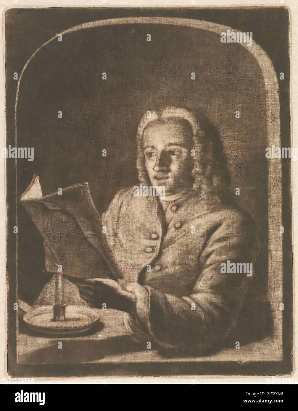 Man by Candlelight, éventuellement Jan Snellen, Un homme, peut-être Jan Snellen, regarde un paquet de feuilles par Candlelight., imprimeur: Aert Schouman, 1720 - 1792, papier, hauteur 162 mm × largeur 126 mm Banque D'Images
