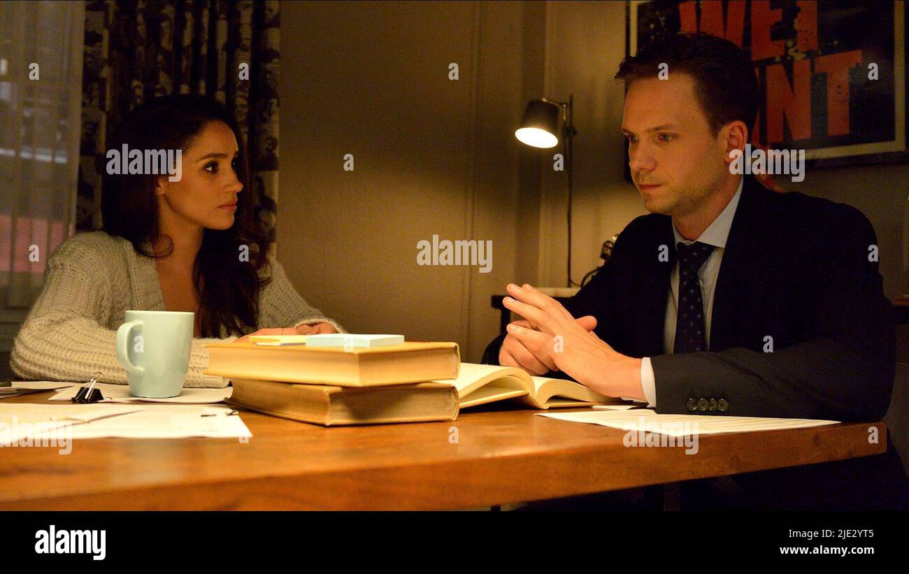 MEGHAN MARKLE, PATRICK J. ADAMS, costumes : Saison 5, 2015 Banque D'Images
