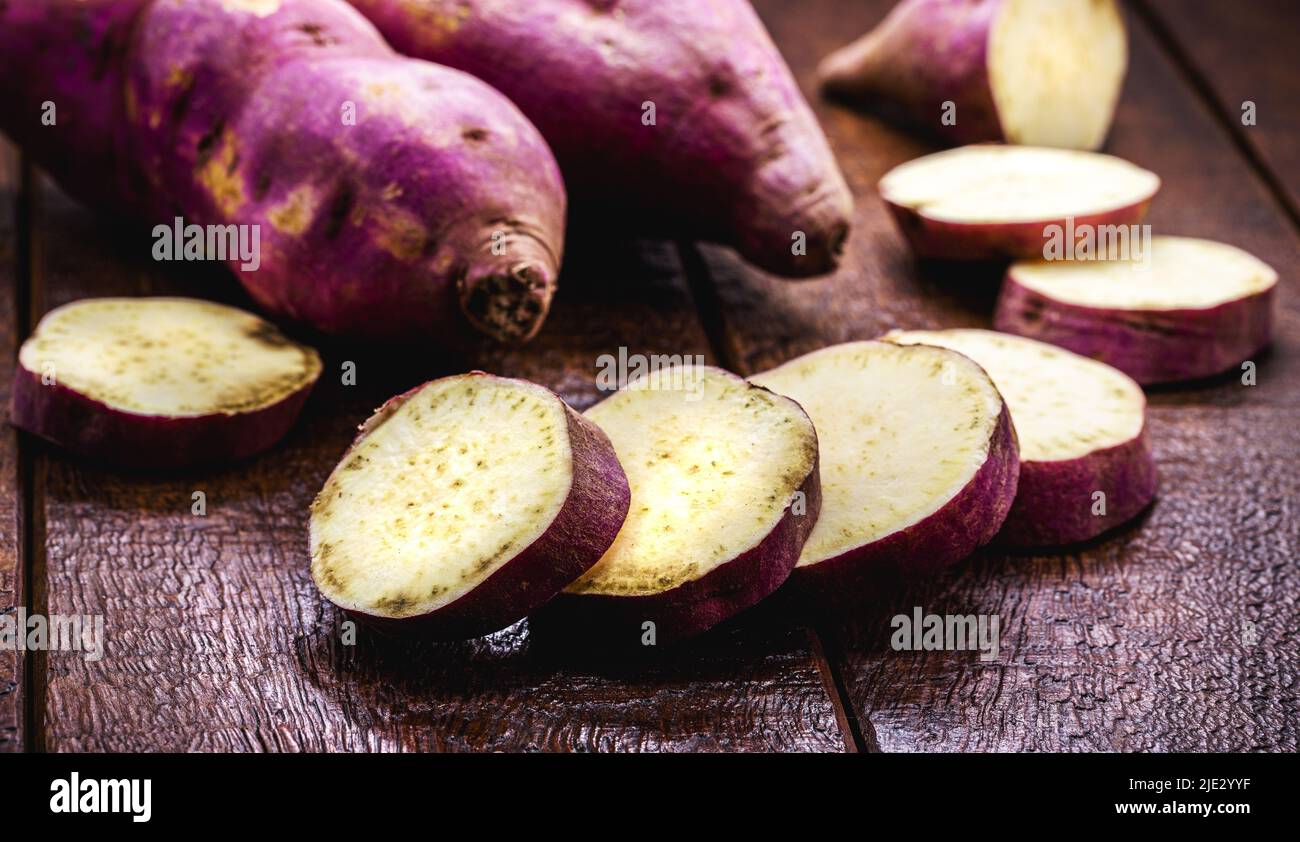 patate douce cuite ou bouillie, ​​on table en bois en tranches, nourriture végétalienne, servi chaud, cuisine rustique, légumes biologiques Banque D'Images