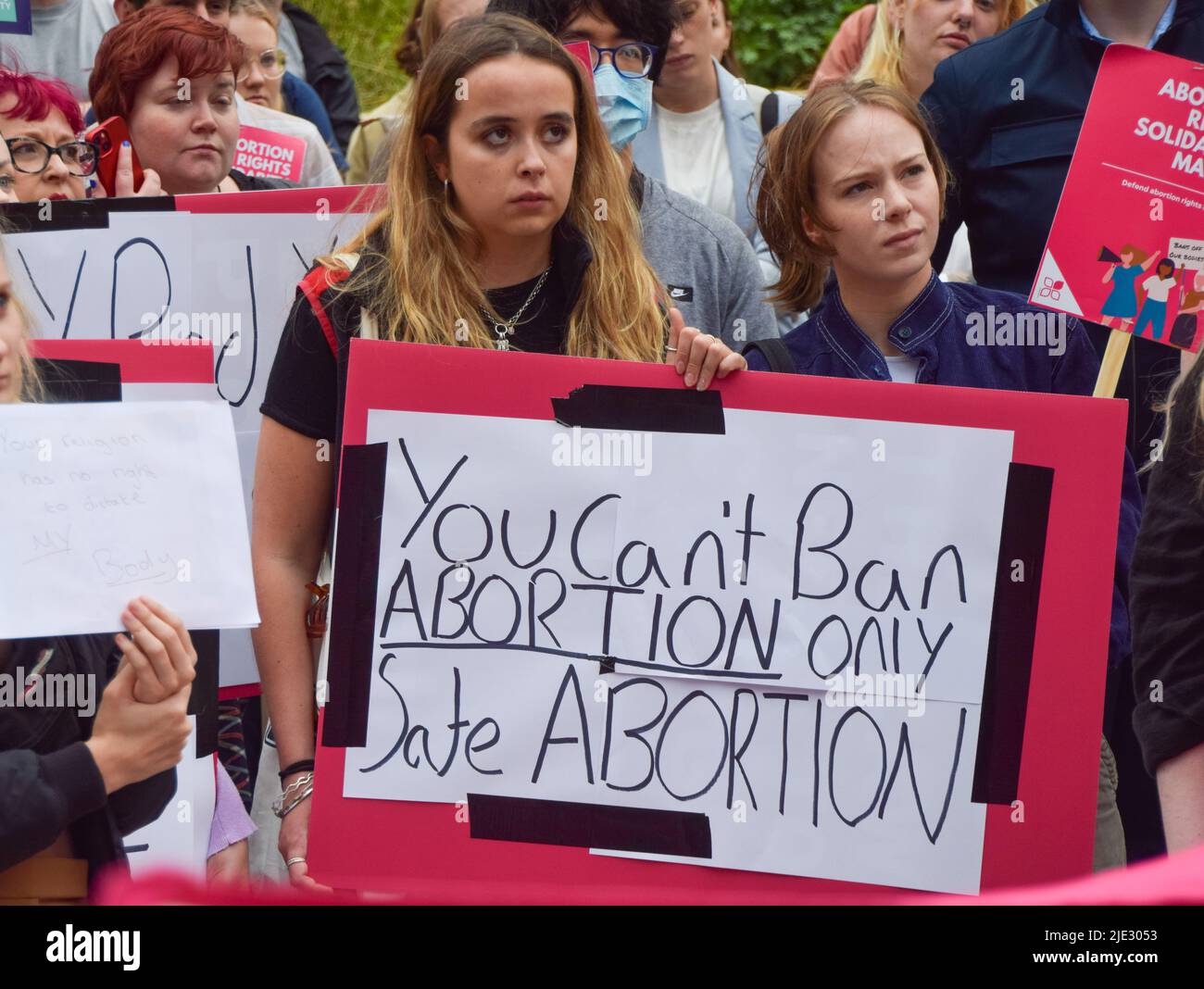Londres, Angleterre, Royaume-Uni. 24th juin 2022. Une femme porte un panneau qui indique "vous ne pouvez pas interdire l'avortement, seulement l'avortement sans risque". Des manifestants se sont rassemblés devant l'ambassade des États-Unis à Londres alors que la Cour suprême renversait Roe v Wade et ouvres la voie à l'interdiction de l'avortement dans la plupart des États-Unis. (Image de crédit : © Vuk Valcic/ZUMA Press Wire) Banque D'Images