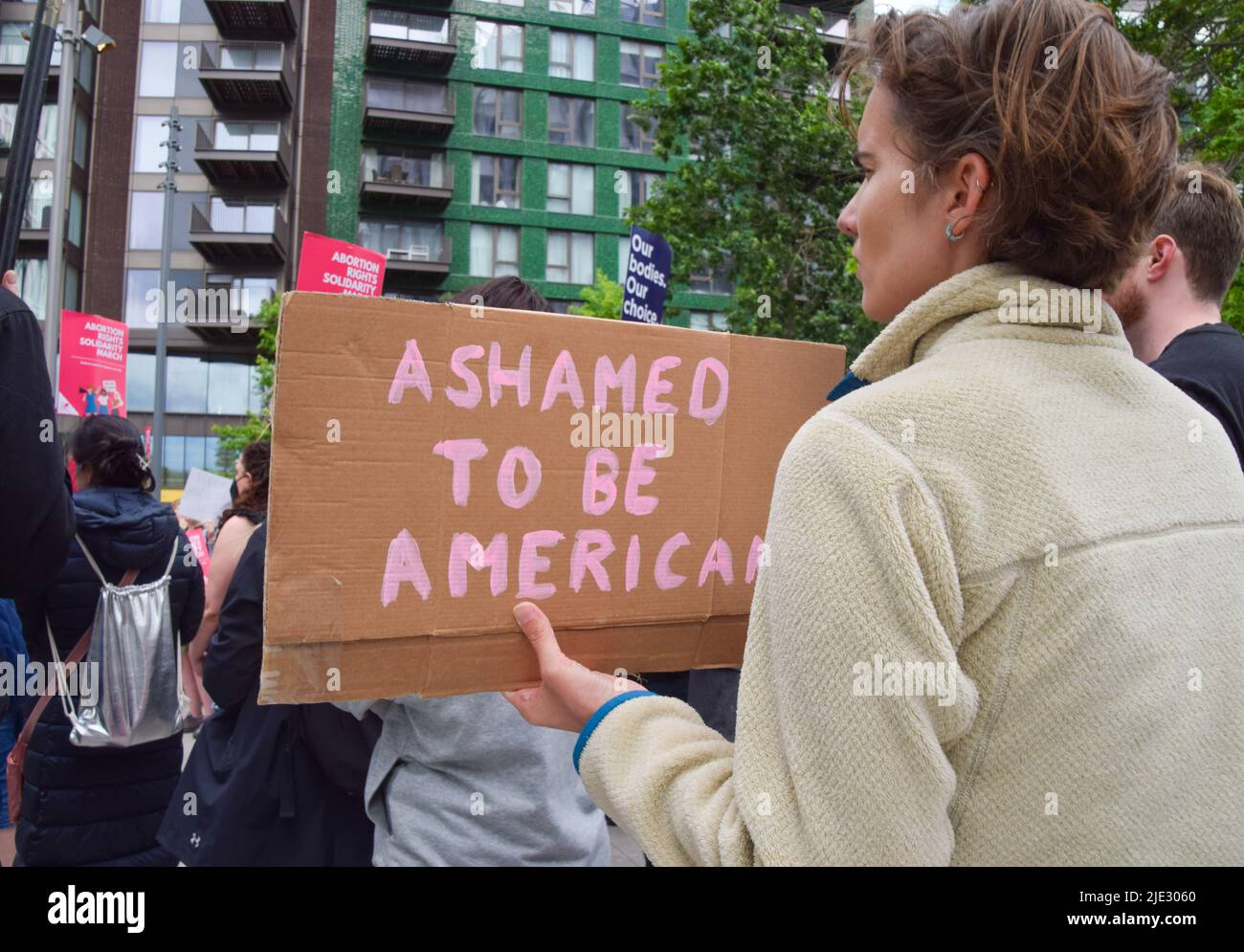 Londres, Angleterre, Royaume-Uni. 24th juin 2022. Une femme porte un panneau qui indique « honte d'être américaine ». Des manifestants se sont rassemblés devant l'ambassade des États-Unis à Londres alors que la Cour suprême renversait Roe v Wade et ouvres la voie à l'interdiction de l'avortement dans la plupart des États-Unis. (Image de crédit : © Vuk Valcic/ZUMA Press Wire) Banque D'Images
