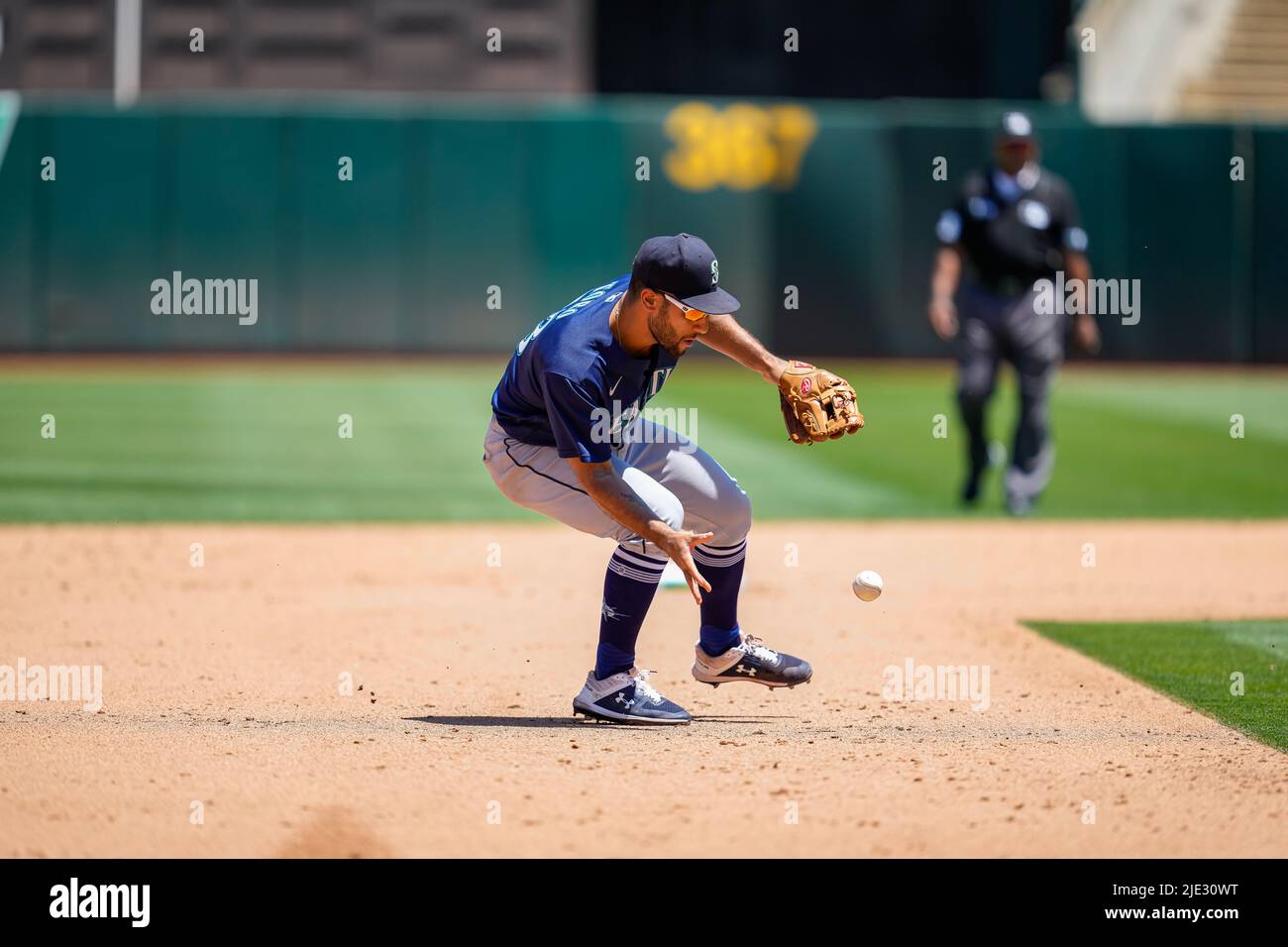 Seattle Mariners Infielder Abraham Toro (13) attrape une balle au sol lors d'un match de MLB entre Seattle Mariners et Oakland Athletics au RingCentra Banque D'Images