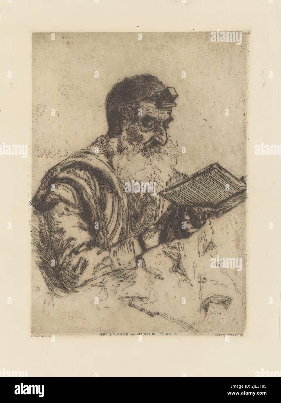 Homme juif priant, Portrait d'un homme juif priant tenant un livre de prière dans sa main droite. Il porte des ceintures de prière, le tefilin, et un vêtement de prière, le talite., imprimerie: Hermann frappé, (signé par l'artiste), imprimeur: Otto Felsing (erven), (mentionné sur l'objet), éditeur: Verein für Original-Radierung Berlin, (mentionné sur l'objet), imprimeur: New York (ville), imprimeur: Berlin, éditeur: Berlin, 1913, éditeur: gravure, point sec, hauteur 203 mm × largeur 148 mm Banque D'Images