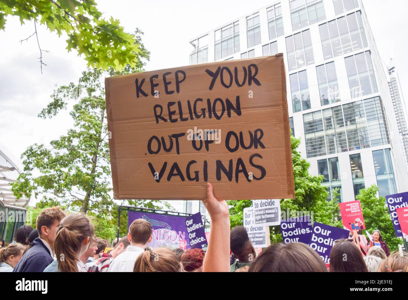 Londres, Angleterre, Royaume-Uni. 24th juin 2022. Une femme porte un signe qui dit "garder votre religion hors de nos vaginas". Des manifestants se sont rassemblés devant l'ambassade des États-Unis à Londres alors que la Cour suprême renversait Roe v Wade et ouvres la voie à l'interdiction de l'avortement dans la plupart des États-Unis. (Image de crédit : © Vuk Valcic/ZUMA Press Wire) Banque D'Images