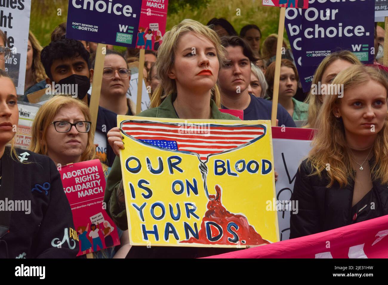 Londres, Angleterre, Royaume-Uni. 24th juin 2022. Une femme porte un signe qui indique « notre sang est sur vos mains ». Des manifestants se sont rassemblés devant l'ambassade des États-Unis à Londres alors que la Cour suprême renversait Roe v Wade et ouvres la voie à l'interdiction de l'avortement dans la plupart des États-Unis. (Image de crédit : © Vuk Valcic/ZUMA Press Wire) Banque D'Images