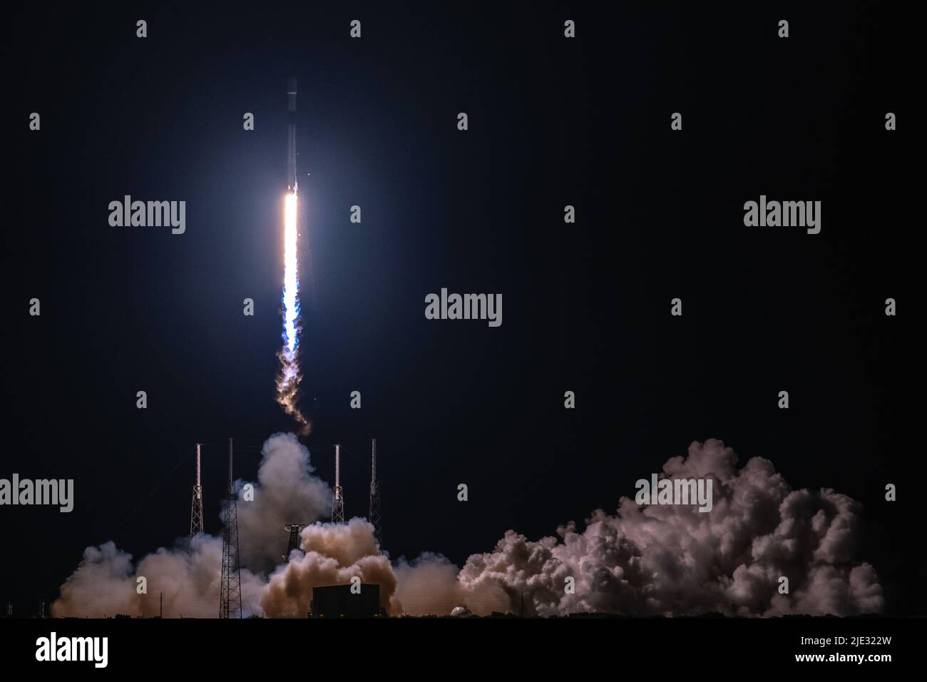 Une fusée Falcon 9 transportant Globalstar FM15 en orbite basse lance à partir de SLC-40 à la station de la Force spatiale du Cap Canaveral, Floride, 19 juin 2022. Il s'agissait du neuvième lancement pour le voleur à l'étalage qui transportait le Globalstar FM15, en soutenant auparavant les lancements de l'équipage-1, de l'équipage-2 et du transporteur-4. (É.-U. Photo Space Force par Joshua Conti) Banque D'Images
