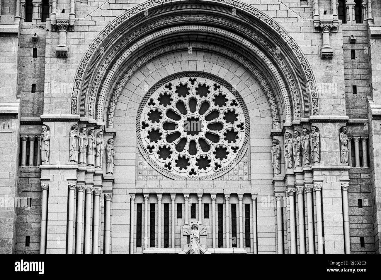 Sainte anne de beaupre, Canada - 24 mai 2022 : façade et statue à la porte du Sanctuaire de Sainte-Anne-de-Beaupré Banque D'Images