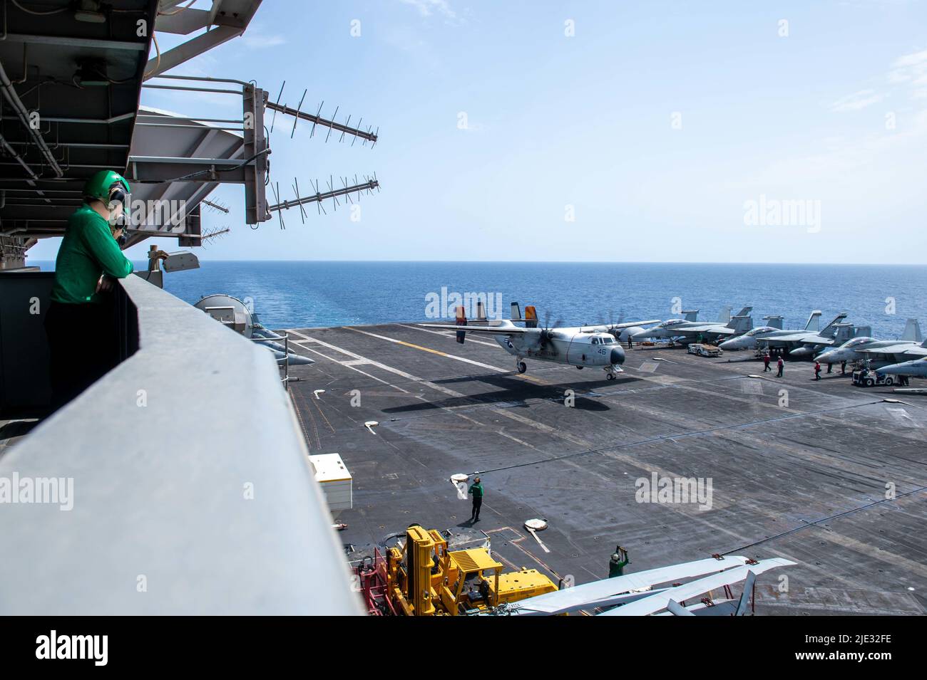 220623-N-DN159-1028 MER TYRRHÉNIENNE (23 juin 2022) Un cynodrome C-2A, attaché aux « Rawhides » de l'escadron de soutien logistique de la flotte (VRC) 40, atterrit sur le pont de vol de l'USS Harry S. Truman (CVN 75), 23 juin 2022. Le groupe de grève des transporteurs Harry S. Truman est en cours de déploiement prévu dans la zone d'opérations des Forces navales des États-Unis en Europe, employée par la Sixième flotte des États-Unis pour défendre les intérêts des États-Unis, des alliés et des partenaires. (É.-U. Photo de la marine par le spécialiste des communications de masse 3rd classe Crayton Agnew) Banque D'Images
