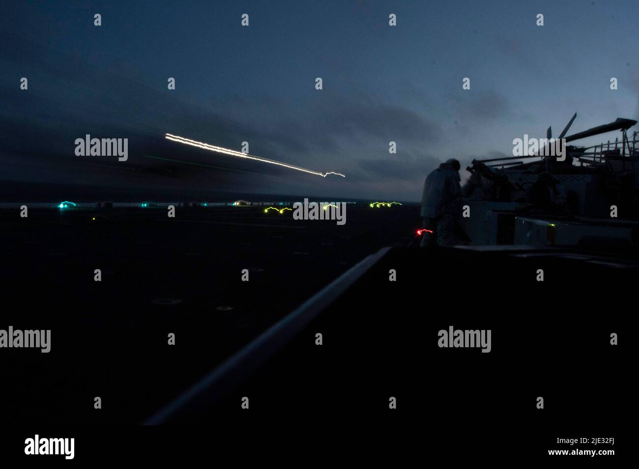 220623-N-XN177-2204 OCÉAN PACIFIQUE (23 juin 2022) – un F-35B Lightning II affecté à l'escadron de chasseurs de frappes maritimes (AFMV) 121 à partir du pont de vol du porte-avions amphibie USS Tripoli (LHA 7), 23 juin 2022. Tripoli opère dans la zone d'opérations de la flotte américaine 7th afin d'améliorer l'interopérabilité avec ses alliés et ses partenaires et de servir de force de réaction prête à l'emploi pour défendre la paix et maintenir la stabilité dans la région Indo-Pacifique. (É.-U. Photo de la marine par le spécialiste des communications de masse 1st classe Peter Burghart) Banque D'Images