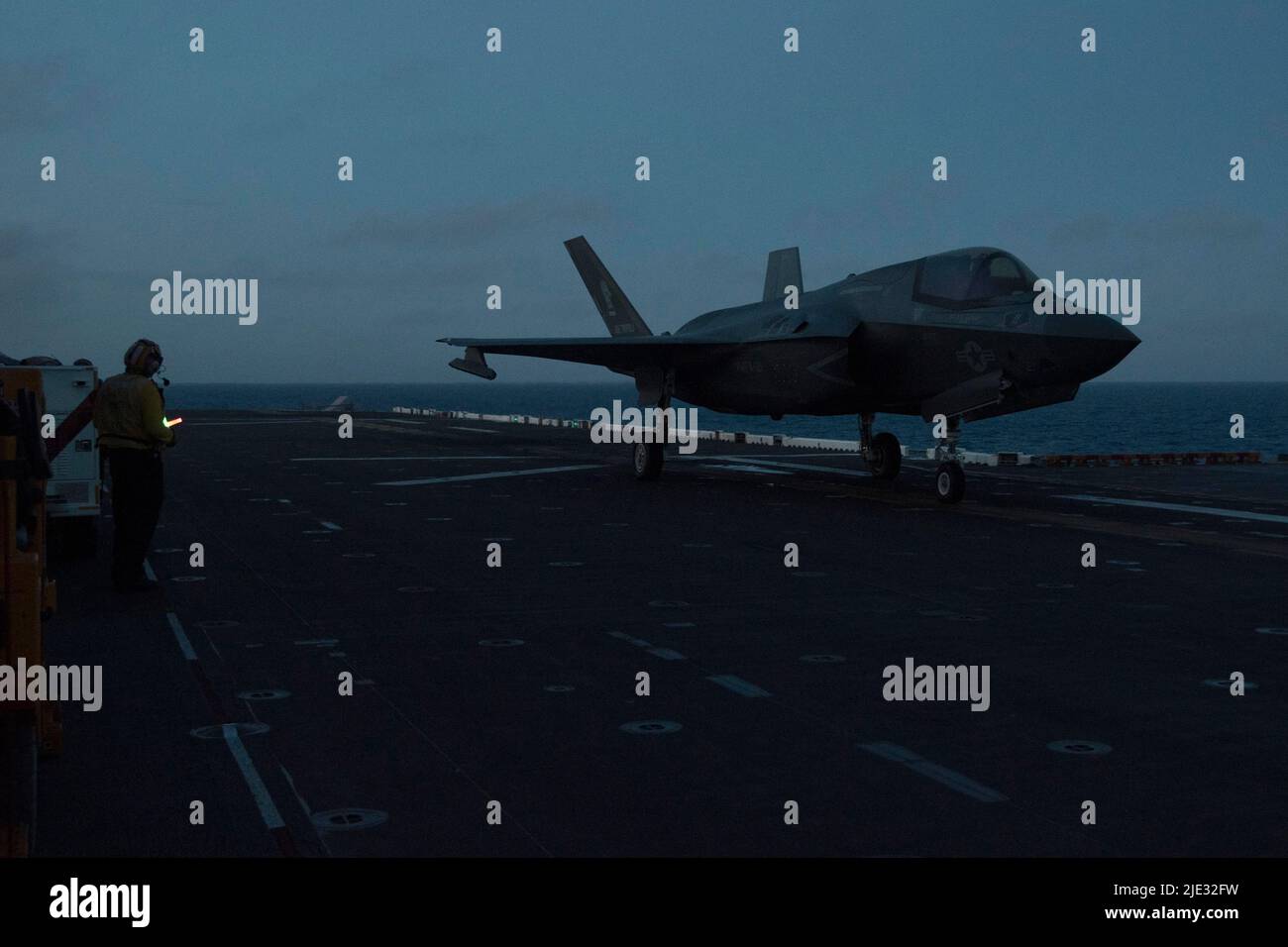 220623-N-XN177-2184 OCÉAN PACIFIQUE (23 juin 2022) – un F-35B Lightning II affecté à l'escadron de chasseurs de frappes maritimes (AFMV) 121 se prépare au lancement à partir du pont de vol du porte-avions amphibie USS Tripoli (LHA 7), 23 juin 2022. Tripoli opère dans la zone d'opérations de la flotte américaine 7th afin d'améliorer l'interopérabilité avec ses alliés et ses partenaires et de servir de force de réaction prête à l'emploi pour défendre la paix et maintenir la stabilité dans la région Indo-Pacifique. (É.-U. Photo de la marine par le spécialiste des communications de masse 1st classe Peter Burghart) Banque D'Images