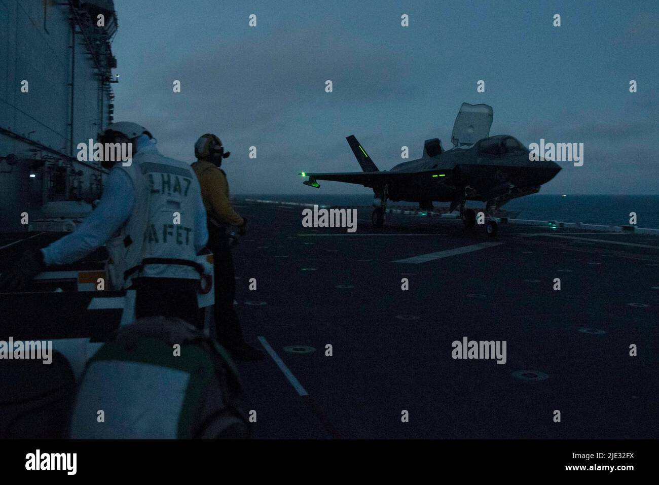 220623-N-XN177-2191 OCÉAN PACIFIQUE (23 juin 2022) – un F-35B Lightning II affecté à l'escadron de chasseurs de frappes maritimes (AFMV) 121 à partir du pont de vol du porte-avions amphibie USS Tripoli (LHA 7), 23 juin 2022. Tripoli opère dans la zone d'opérations de la flotte américaine 7th afin d'améliorer l'interopérabilité avec ses alliés et ses partenaires et de servir de force de réaction prête à l'emploi pour défendre la paix et maintenir la stabilité dans la région Indo-Pacifique. (É.-U. Photo de la marine par le spécialiste de la communication de masse 1st classe Peter Burghart Banque D'Images
