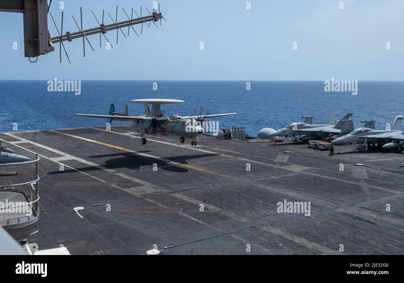 220623-N-DN159-1035 MER TYRRHÉNIENNE (23 juin 2022) un Hawkeye E-2D, attaché aux 'Seahawks' de l'escadron de commandement et de contrôle aéroporté (VAW) 126, atterrit sur le pont de vol de l'USS Harry S. Truman (CVN 75), 23 juin 2022. Le groupe de grève des transporteurs Harry S. Truman est en cours de déploiement prévu dans la zone d'opérations des Forces navales des États-Unis en Europe, employée par la Sixième flotte des États-Unis pour défendre les intérêts des États-Unis, des alliés et des partenaires. (É.-U. Photo de la marine par le spécialiste des communications de masse 3rd classe Crayton Agnew) Banque D'Images