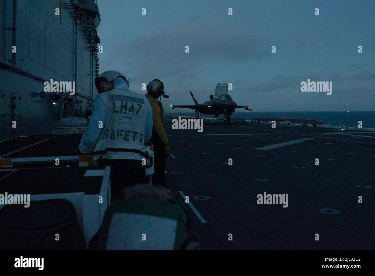 220623-N-XN177-2190 OCÉAN PACIFIQUE (23 juin 2022) – un F-35B Lightning II affecté à l'escadron de chasseurs de frappes maritimes (AFMV) 121 à partir du pont de vol du porte-avions amphibie USS Tripoli (LHA 7), 23 juin 2022. Tripoli opère dans la zone d'opérations de la flotte américaine 7th afin d'améliorer l'interopérabilité avec ses alliés et ses partenaires et de servir de force de réaction prête à l'emploi pour défendre la paix et maintenir la stabilité dans la région Indo-Pacifique. (É.-U. Photo de la marine par le spécialiste des communications de masse 1st classe Peter Burghart) Banque D'Images