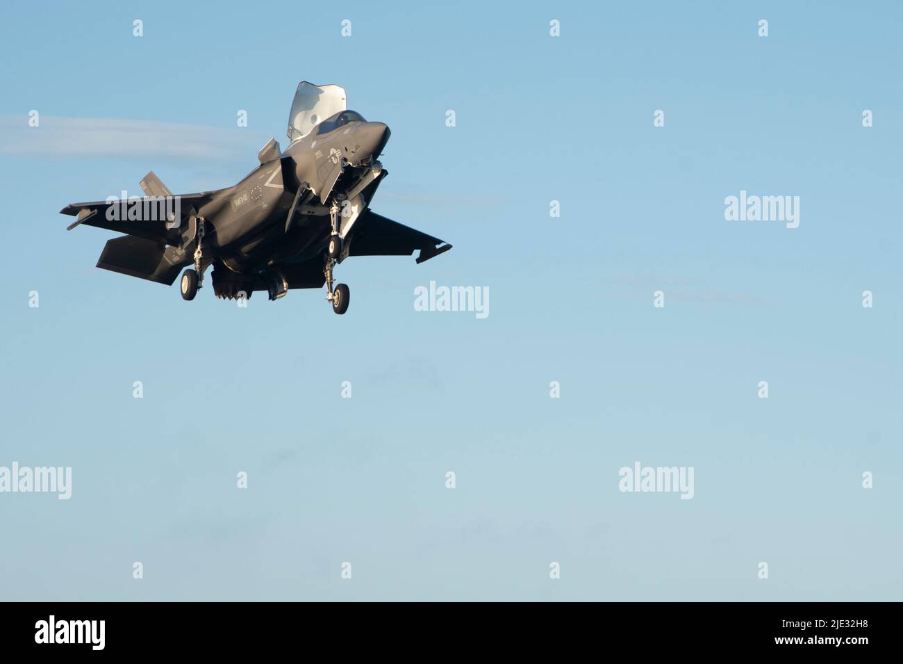 220623-N-XN177-2033 OCÉAN PACIFIQUE (23 juin 2022) – un F-35B Lightning II affecté à l'escadron de chasseurs de frappes maritimes (AFMV) 121 se prépare à atterrir sur le pont de vol du porte-avions amphibie USS Tripoli (LHA 7), 23 juin 2022. Tripoli opère dans la zone d'opérations de la flotte américaine 7th afin d'améliorer l'interopérabilité avec ses alliés et ses partenaires et de servir de force de réaction prête à l'emploi pour défendre la paix et maintenir la stabilité dans la région Indo-Pacifique. (É.-U. Photo de la marine par le spécialiste des communications de masse 1st classe Peter Burghart) Banque D'Images