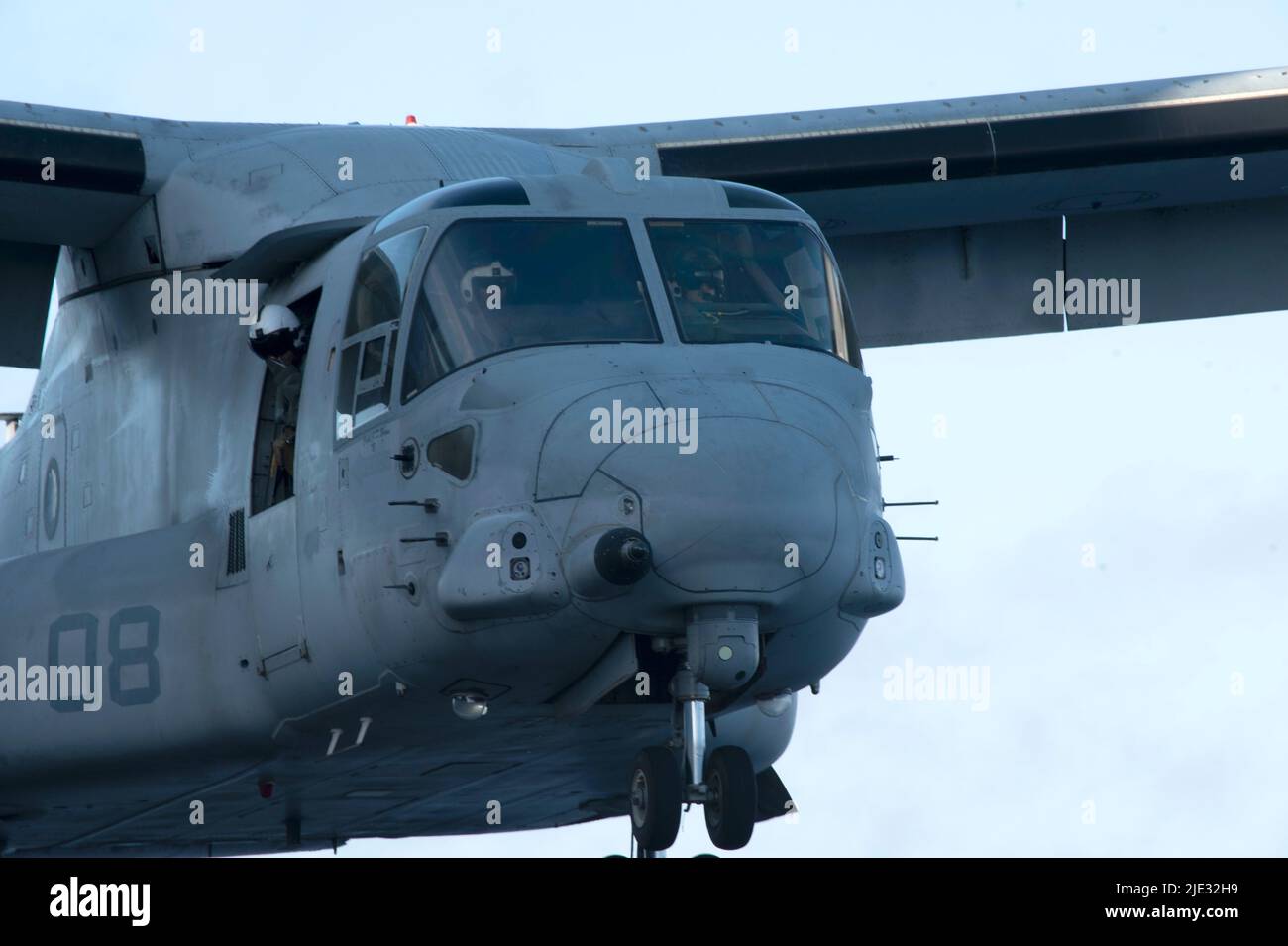 220623-N-XN177-1288 OCÉAN PACIFIQUE (23 juin 2022) – un avion MV-22 Tiltrotor Osprey affecté à l'escadron marin de Tiltrotor moyen (VMM) 262 atterrit sur le pont de vol du transporteur d'assaut amphibie USS Tripoli (LHA 7), 23 juin 2022. Tripoli opère dans la zone d'opérations de la flotte américaine 7th afin d'améliorer l'interopérabilité avec ses alliés et ses partenaires et de servir de force de réaction prête à l'emploi pour défendre la paix et maintenir la stabilité dans la région Indo-Pacifique. (É.-U. Photo de la marine par le spécialiste des communications de masse 1st classe Peter Burghart) Banque D'Images