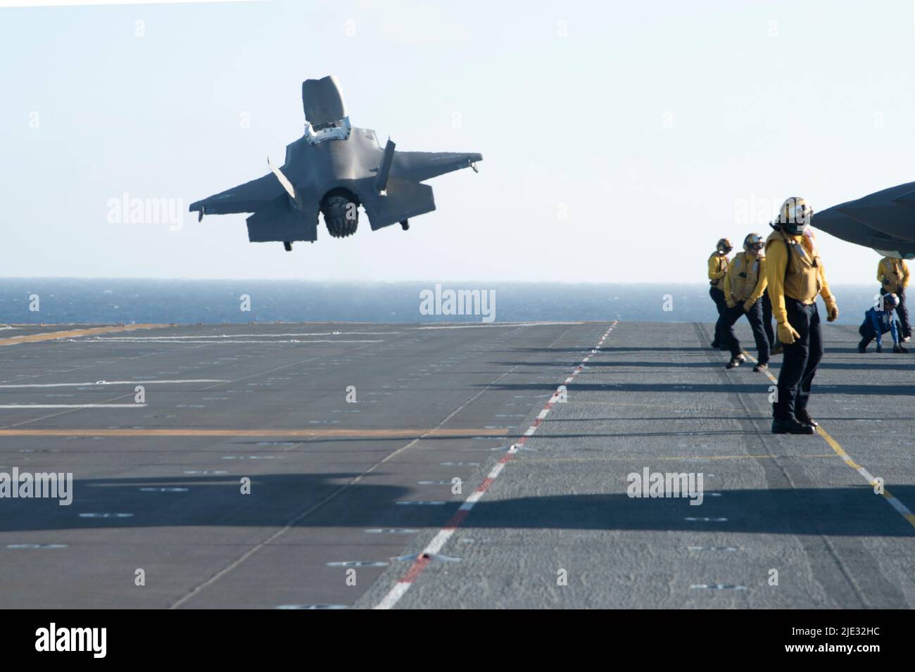 220623-N-XN177-1183 OCÉAN PACIFIQUE (23 juin 2022) – un F-35B Lightning II affecté à l'escadron de chasseurs de frappes maritimes (AFMV) 121 à partir du pont de vol du porte-avions amphibie USS Tripoli (LHA 7), 23 juin 2022. Tripoli opère dans la zone d'opérations de la flotte américaine 7th afin d'améliorer l'interopérabilité avec ses alliés et ses partenaires et de servir de force de réaction prête à l'emploi pour défendre la paix et maintenir la stabilité dans la région Indo-Pacifique. (É.-U. Photo de la marine par le spécialiste des communications de masse 1st classe Peter Burghart) Banque D'Images