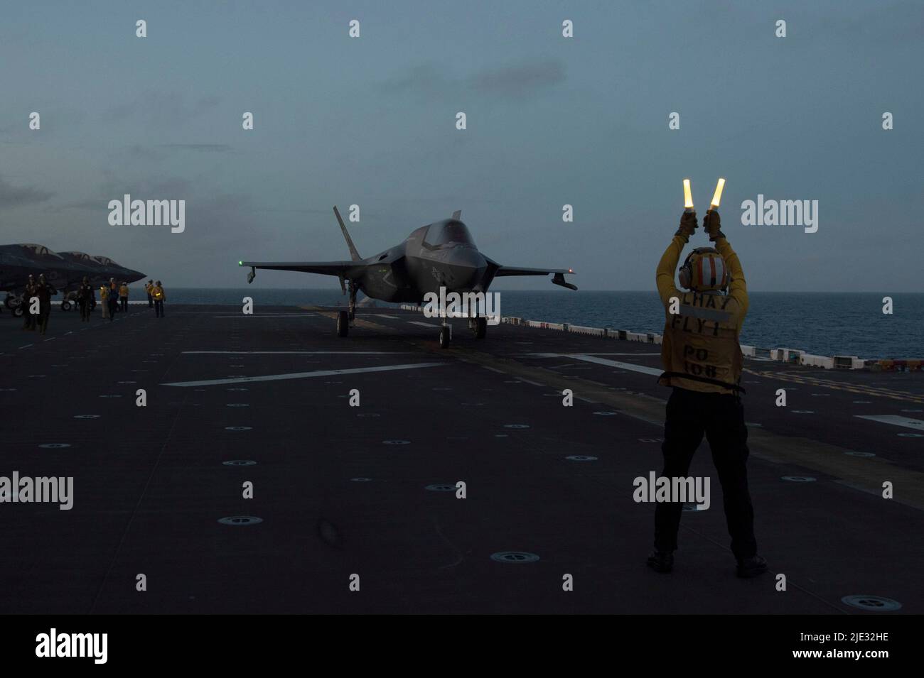 220623-N-XN177-2170 OCÉAN PACIFIQUE (23 juin 2022) – un F-35B Lightning II affecté à l'escadron de chasseurs de frappes maritimes (AFMV) 121 se prépare au lancement à partir du pont de vol du porte-avions amphibie USS Tripoli (LHA 7), 23 juin 2022. Tripoli opère dans la zone d'opérations de la flotte américaine 7th afin d'améliorer l'interopérabilité avec ses alliés et ses partenaires et de servir de force de réaction prête à l'emploi pour défendre la paix et maintenir la stabilité dans la région Indo-Pacifique. (É.-U. Photo de la marine par le spécialiste des communications de masse 1st classe Peter Burghart) Banque D'Images