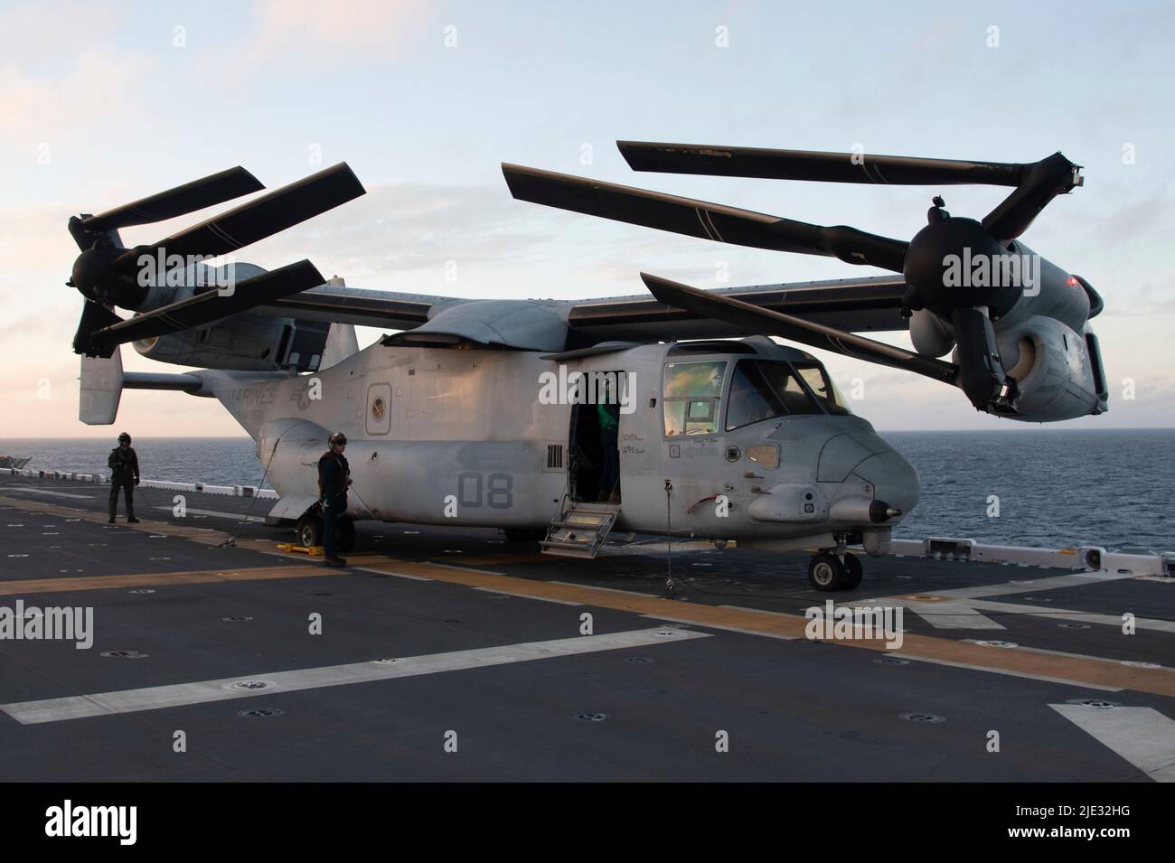 220623-N-XN177-2112 OCÉAN PACIFIQUE (23 juin 2022) – un avion MV-22 Tiltrotor Osprey affecté à l'escadron marin moyen Tiltrotor (VMM) 262 plie ses ailes sur le pont de vol du porte-avions amphibie USS Tripoli (LHA 7), 23 juin 2022. Tripoli opère dans la zone d'opérations de la flotte américaine 7th afin d'améliorer l'interopérabilité avec ses alliés et ses partenaires et de servir de force de réaction prête à l'emploi pour défendre la paix et maintenir la stabilité dans la région Indo-Pacifique. (É.-U. Photo de la marine par le spécialiste des communications de masse 1st classe Peter Burghart) Banque D'Images