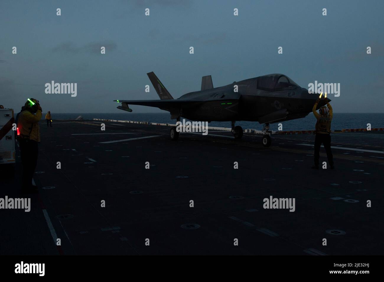 220623-N-XN177-2171 OCÉAN PACIFIQUE (23 juin 2022) – un F-35B Lightning II affecté à l'escadron de chasseurs de frappes maritimes (AFMV) 121 se prépare au lancement à partir du pont de vol du porte-avions amphibie USS Tripoli (LHA 7), 23 juin 2022. Tripoli opère dans la zone d'opérations de la flotte américaine 7th afin d'améliorer l'interopérabilité avec ses alliés et ses partenaires et de servir de force de réaction prête à l'emploi pour défendre la paix et maintenir la stabilité dans la région Indo-Pacifique. (É.-U. Photo de la marine par le spécialiste des communications de masse 1st classe Peter Burghart) Banque D'Images