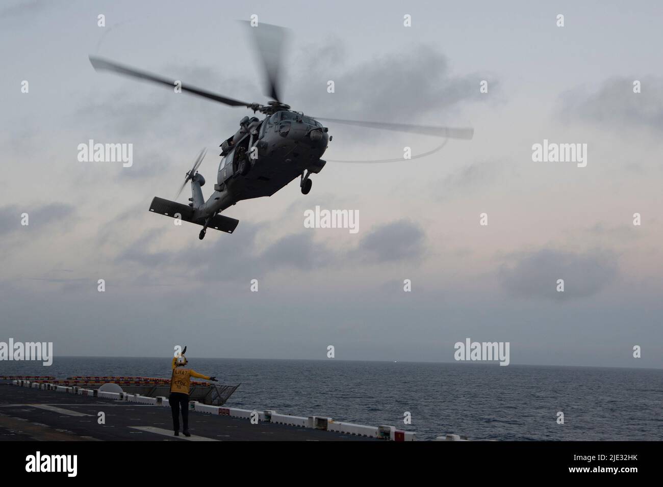 220623-N-XN177-2143 OCÉAN PACIFIQUE (23 juin 2022) – un hélicoptère MH-60s Sea Hawk affecté à l'Escadron de combat de la mer (HSC) 23 prend son décollage du pont de vol du porte-avions amphibie USS Tripoli (LHA 7), 23 juin 2022. Tripoli opère dans la zone d'opérations de la flotte américaine 7th afin d'améliorer l'interopérabilité avec ses alliés et ses partenaires et de servir de force de réaction prête à l'emploi pour défendre la paix et maintenir la stabilité dans la région Indo-Pacifique. (É.-U. Photo de la marine par le spécialiste de la communication de masse 1st classe Peter Burghart Banque D'Images
