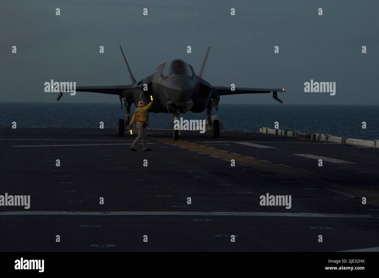 220623-N-XN177-2168 OCÉAN PACIFIQUE (23 juin 2022) – un F-35B Lightning II affecté à l'escadron de chasseurs de frappes maritimes (AFMV) 121 se prépare au lancement à partir du pont de vol du porte-avions amphibie USS Tripoli (LHA 7), 23 juin 2022. Tripoli opère dans la zone d'opérations de la flotte américaine 7th afin d'améliorer l'interopérabilité avec ses alliés et ses partenaires et de servir de force de réaction prête à l'emploi pour défendre la paix et maintenir la stabilité dans la région Indo-Pacifique. (É.-U. Photo de la marine par le spécialiste des communications de masse 1st classe Peter Burghart) Banque D'Images