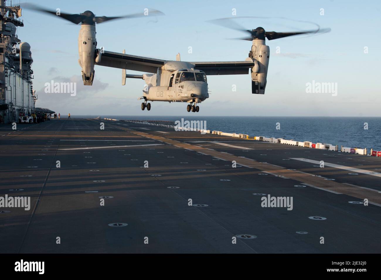 220623-N-XN177-2057 OCÉAN PACIFIQUE (23 juin 2022) – un avion MV-22 Tiltrotor Osprey affecté à l'escadron marin de Tiltrotor moyen (VMM) 262 atterrit sur le pont de vol du transporteur d'assaut amphibie USS Tripoli (LHA 7), 23 juin 2022. Tripoli opère dans la zone d'opérations de la flotte américaine 7th afin d'améliorer l'interopérabilité avec ses alliés et ses partenaires et de servir de force de réaction prête à l'emploi pour défendre la paix et maintenir la stabilité dans la région Indo-Pacifique. (É.-U. Photo de la marine par le spécialiste des communications de masse 1st classe Peter Burghart) Banque D'Images