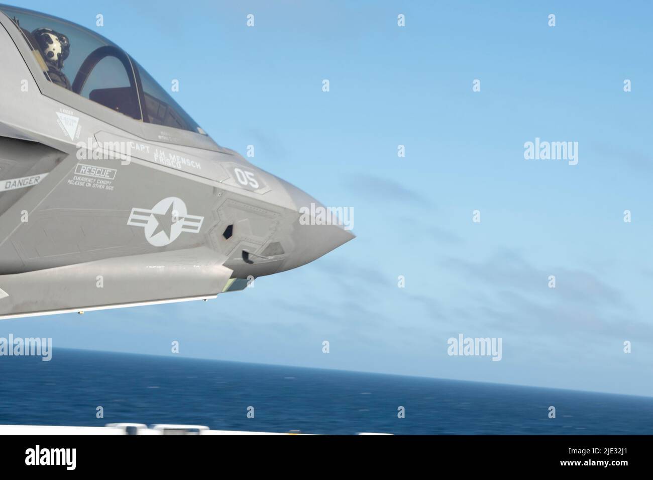 220623-N-XN177-1189 OCÉAN PACIFIQUE (23 juin 2022) – un F-35B Lightning II affecté à l'escadron de chasseurs de frappes maritimes (AFMV) 121 à partir du pont de vol du porte-avions amphibie USS Tripoli (LHA 7), 23 juin 2022. Tripoli opère dans la zone d'opérations de la flotte américaine 7th afin d'améliorer l'interopérabilité avec ses alliés et ses partenaires et de servir de force de réaction prête à l'emploi pour défendre la paix et maintenir la stabilité dans la région Indo-Pacifique. (É.-U. Photo de la marine par le spécialiste des communications de masse 1st classe Peter Burghart) Banque D'Images