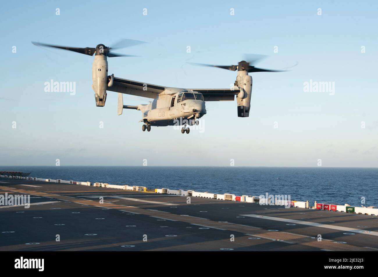 220623-N-XN177-2048 OCÉAN PACIFIQUE (23 juin 2022) – un avion MV-22 Tiltrotor Osprey affecté à l'escadron marin de Tiltrotor moyen (VMM) 262 atterrit sur le pont de vol du transporteur d'assaut amphibie USS Tripoli (LHA 7), 23 juin 2022. Tripoli opère dans la zone d'opérations de la flotte américaine 7th afin d'améliorer l'interopérabilité avec ses alliés et ses partenaires et de servir de force de réaction prête à l'emploi pour défendre la paix et maintenir la stabilité dans la région Indo-Pacifique. (É.-U. Photo de la marine par le spécialiste des communications de masse 1st classe Peter Burghart) Banque D'Images