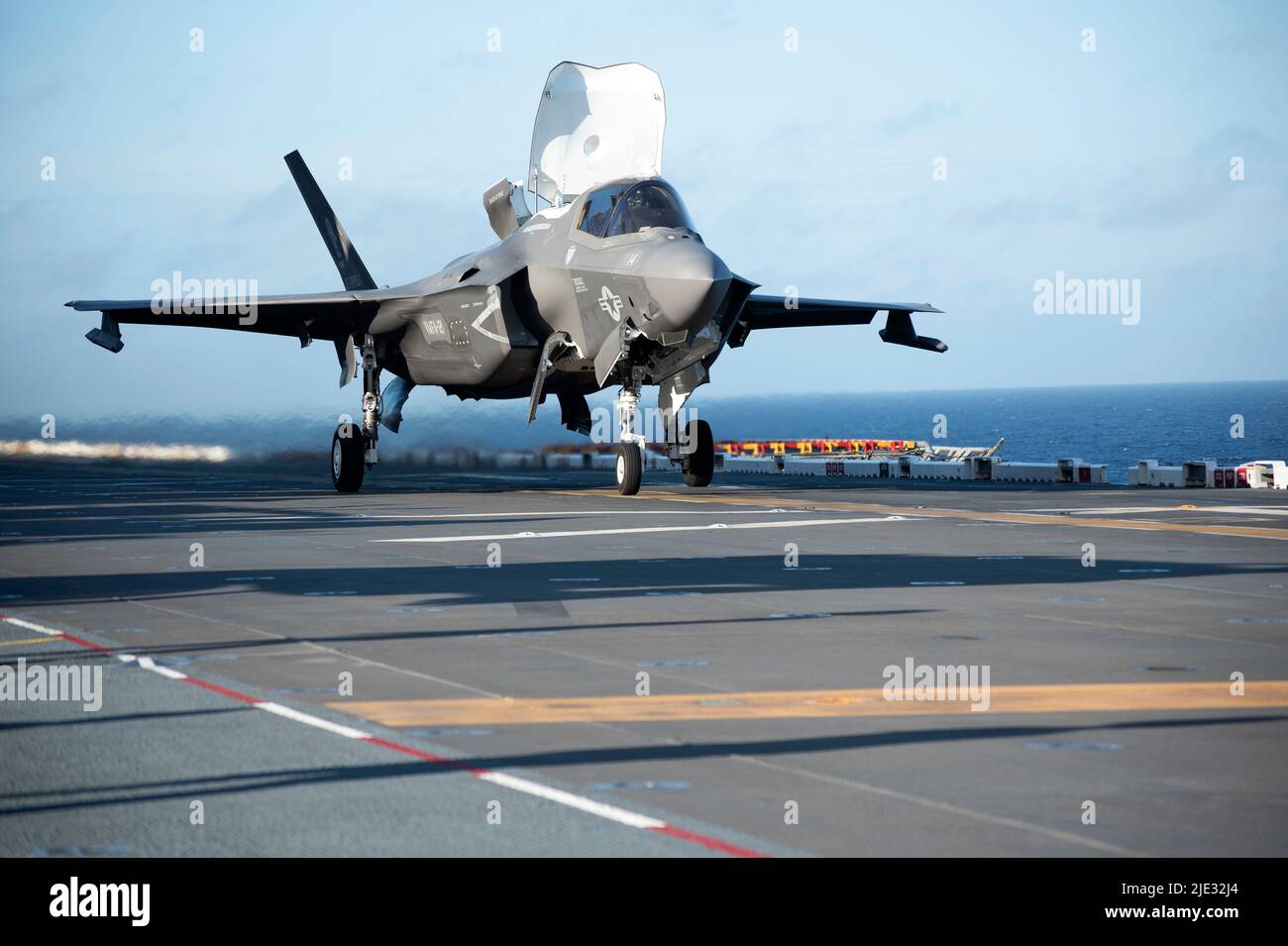 220623-N-XN177-1256 OCÉAN PACIFIQUE (23 juin 2022) – un F-35B Lightning II affecté à l'escadron de chasseurs de frappes maritimes (AFMV) 121 à partir du pont de vol du porte-avions amphibie USS Tripoli (LHA 7), 23 juin 2022. Tripoli opère dans la zone d'opérations de la flotte américaine 7th afin d'améliorer l'interopérabilité avec ses alliés et ses partenaires et de servir de force de réaction prête à l'emploi pour défendre la paix et maintenir la stabilité dans la région Indo-Pacifique. (É.-U. Photo de la marine par le spécialiste des communications de masse 1st classe Peter Burghart) Banque D'Images